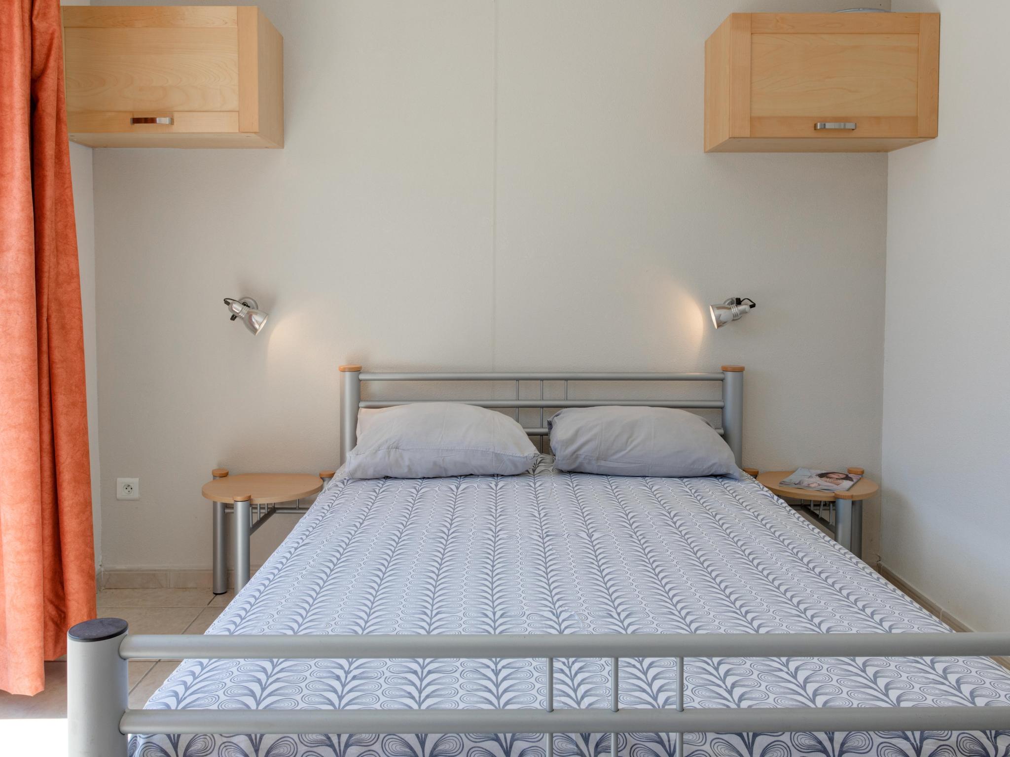 Bedroom with comfortable beds at Domaine Oliveraie 10 in Aigne