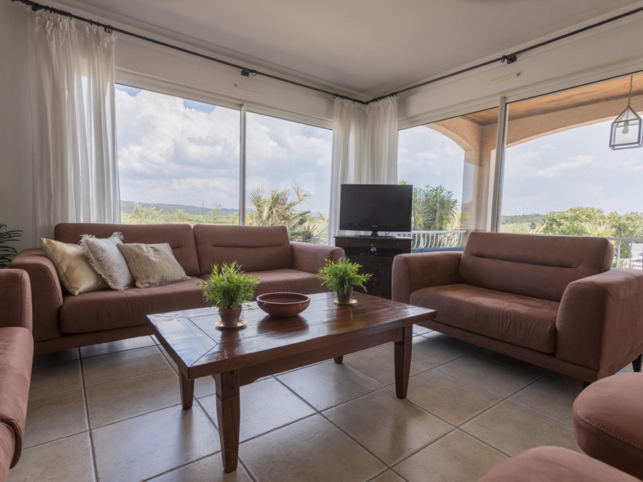 Swimming pool area at Domaine Oliveraie 10 in Aigne