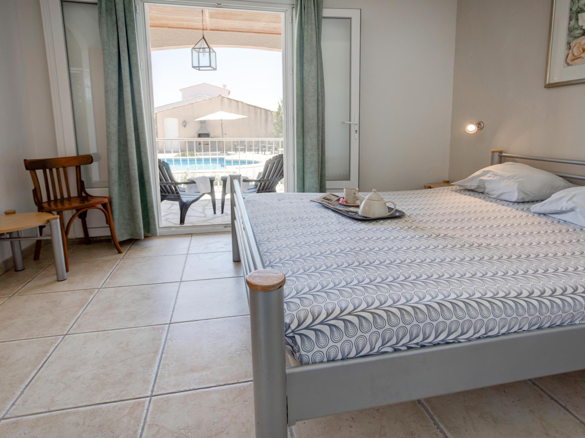 Swimming pool area at Domaine Oliveraie 8 in Aigne