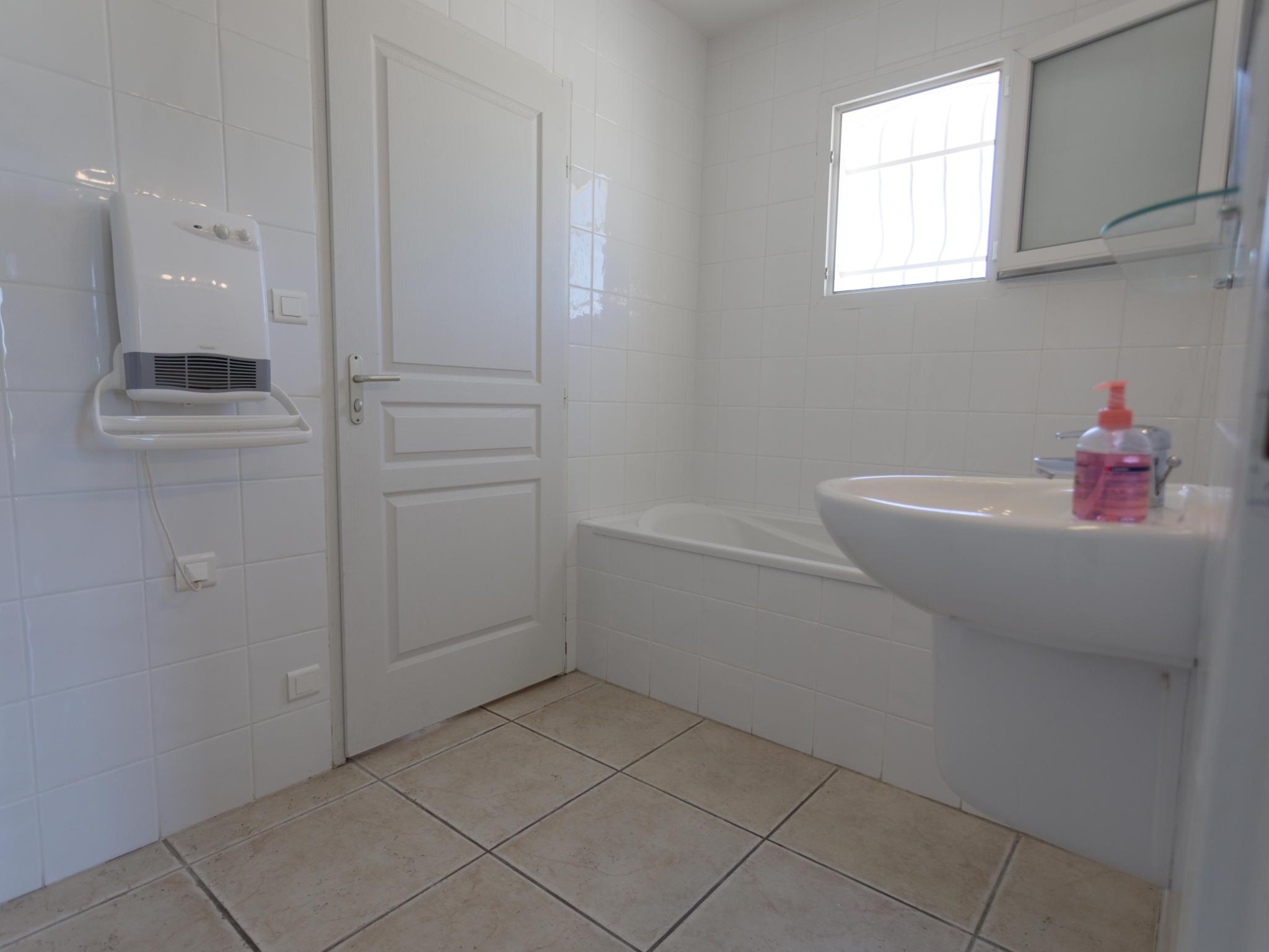 Bedroom with comfortable beds at Domaine Oliveraie 8 in Aigne