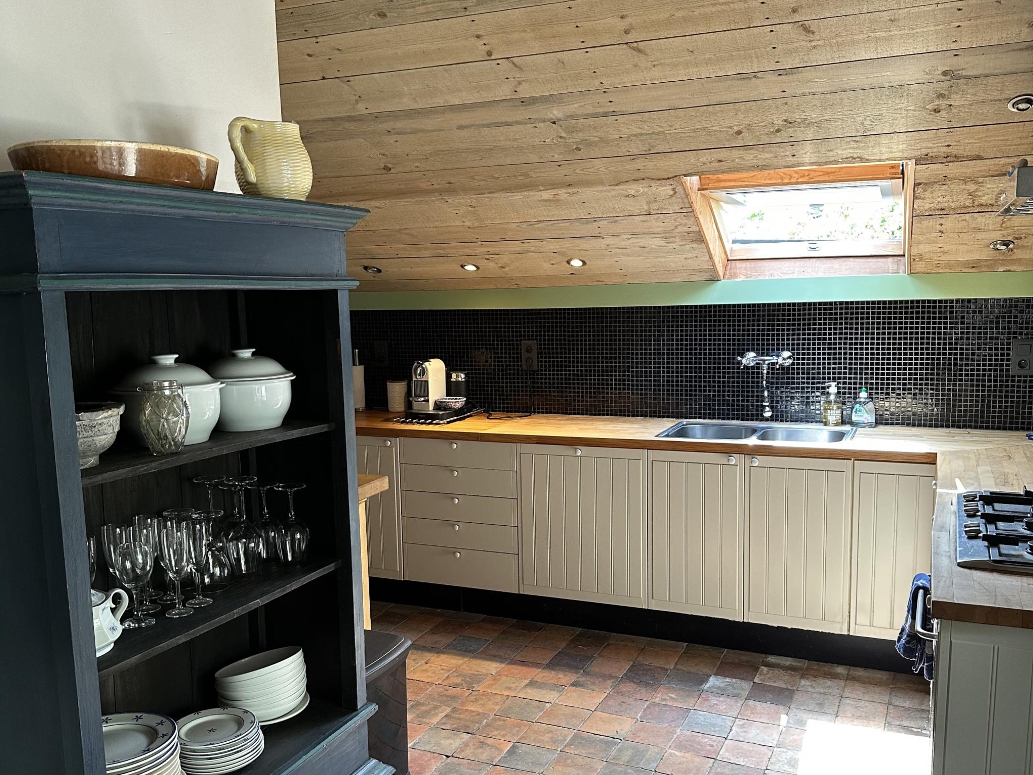Modern kitchen at Jardins Fleuries 2 in Cussy-en-Morvan
