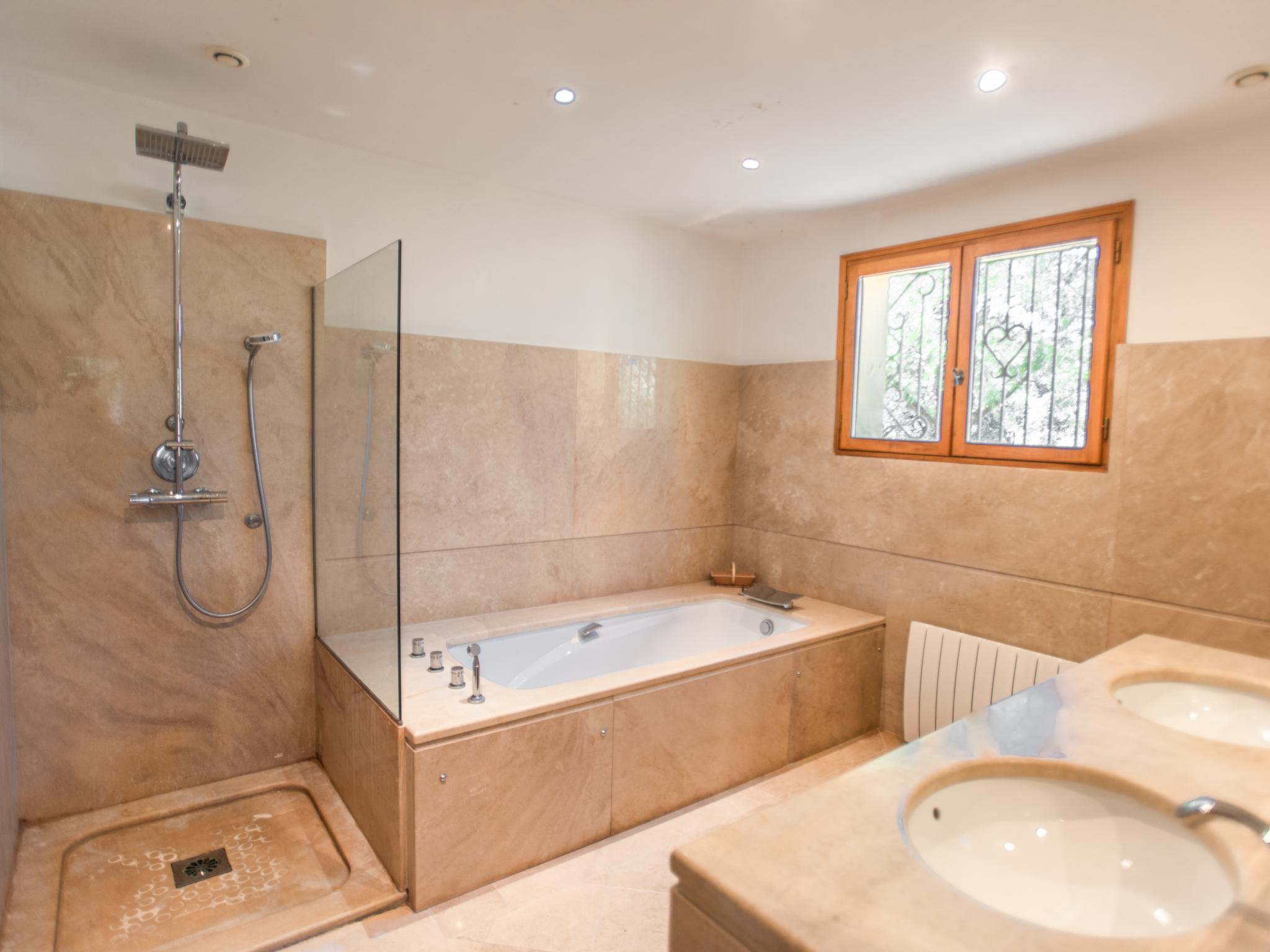 Bathroom facilities at La grande Sorgues in Sorgues