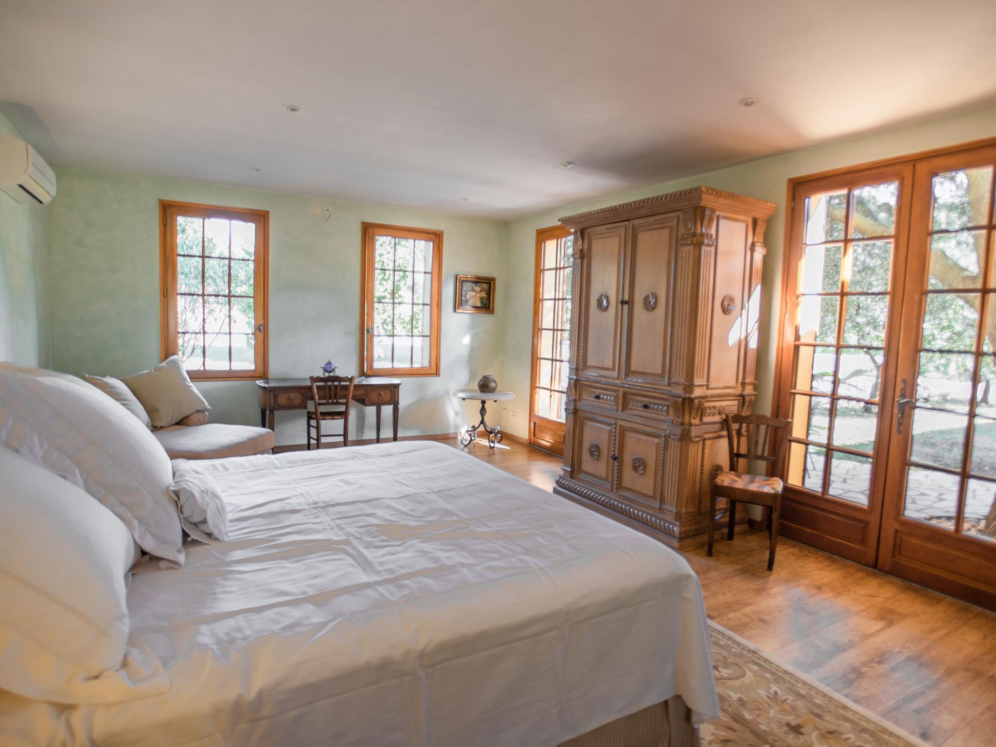 Modern kitchen at La grande Sorgues in Sorgues