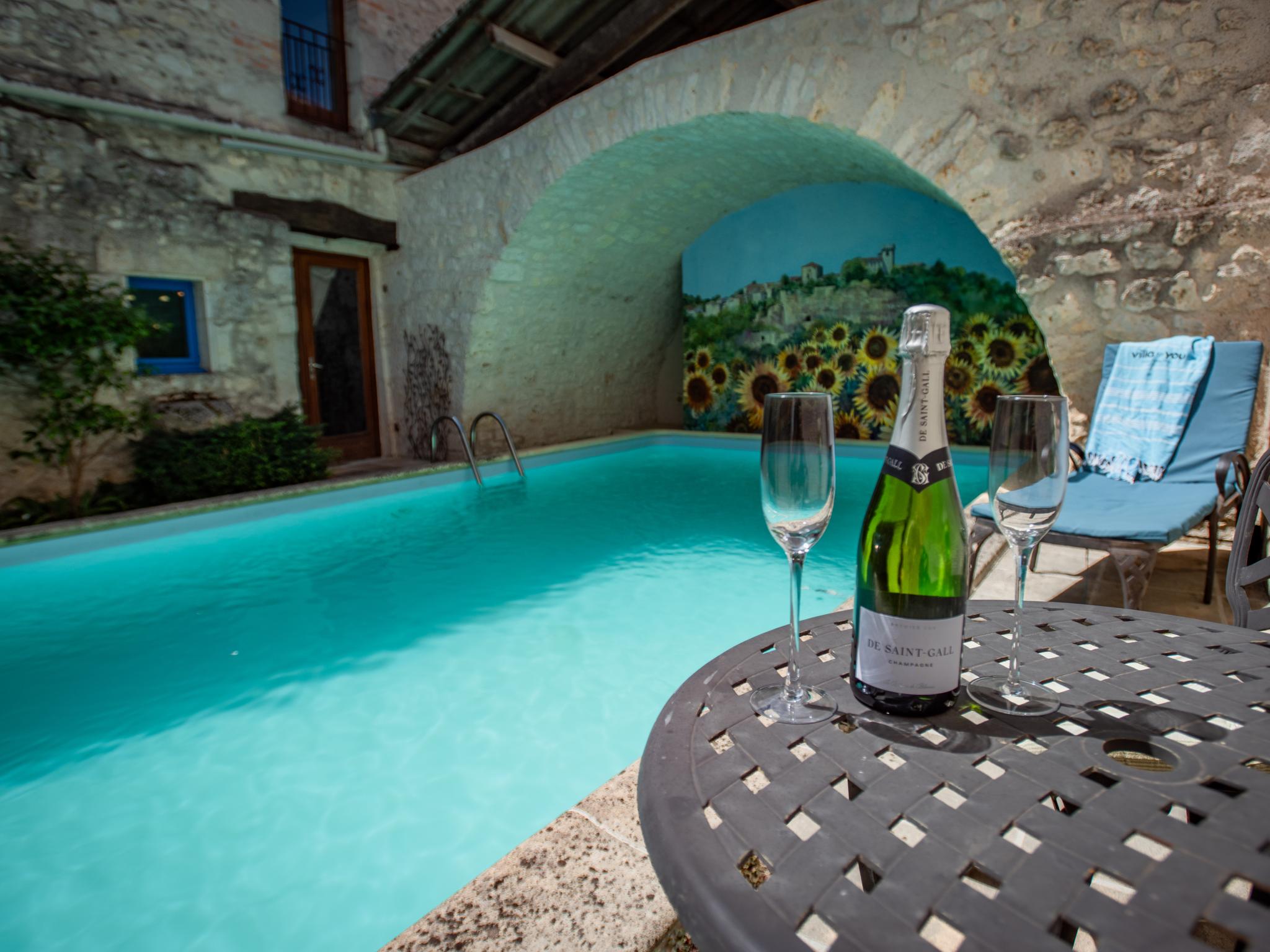 Bedroom with comfortable beds at Les Roches de Roquecor in roquecor