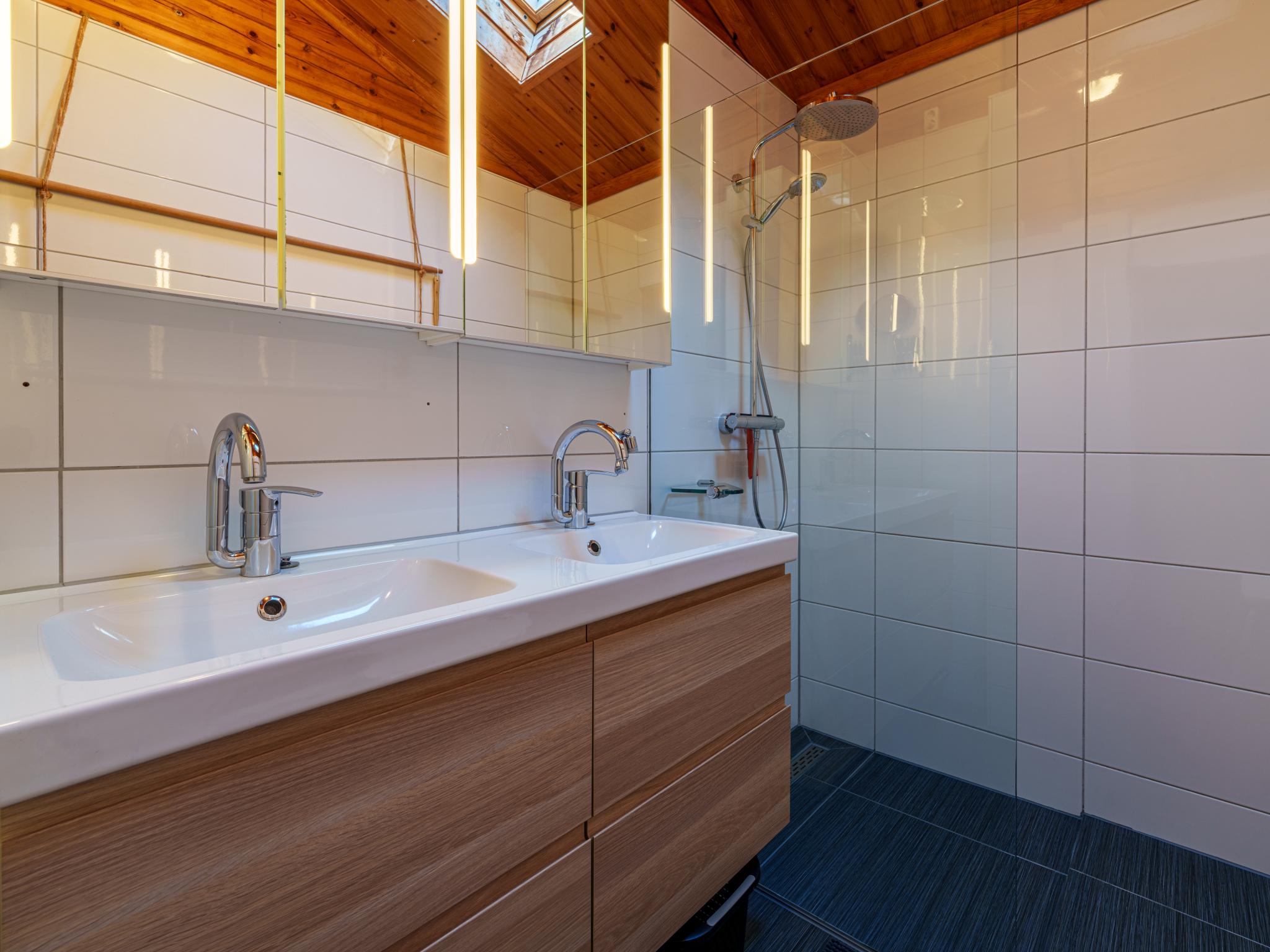 Outdoor terrace and views at De 5 Platanen in Hulshorst