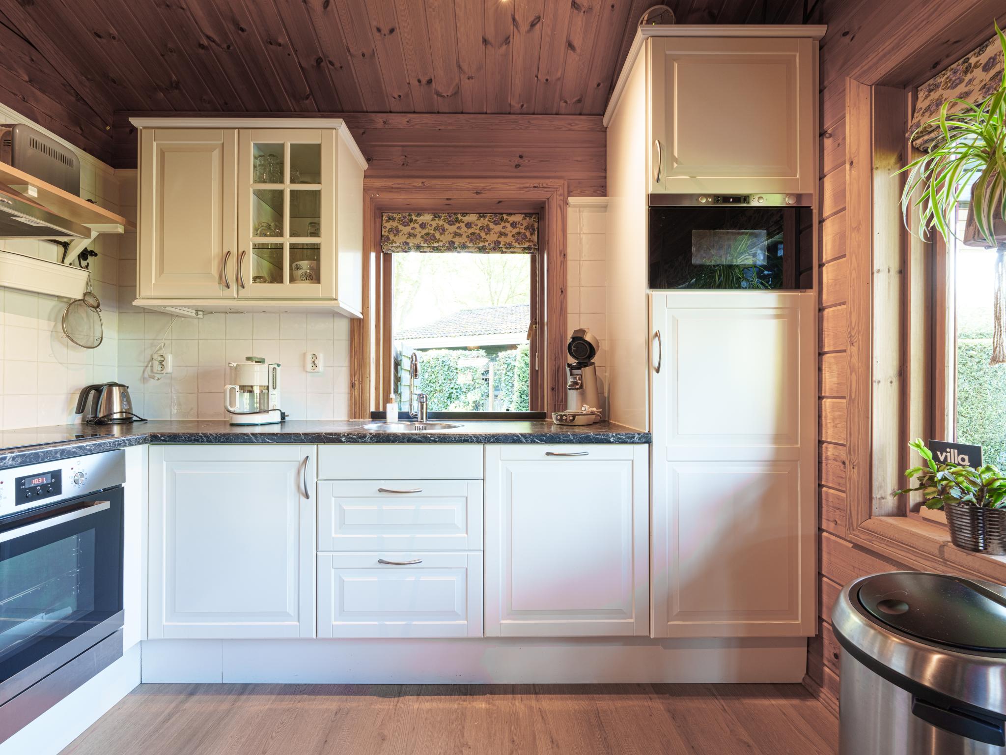 Modern kitchen at De 5 Platanen in Hulshorst