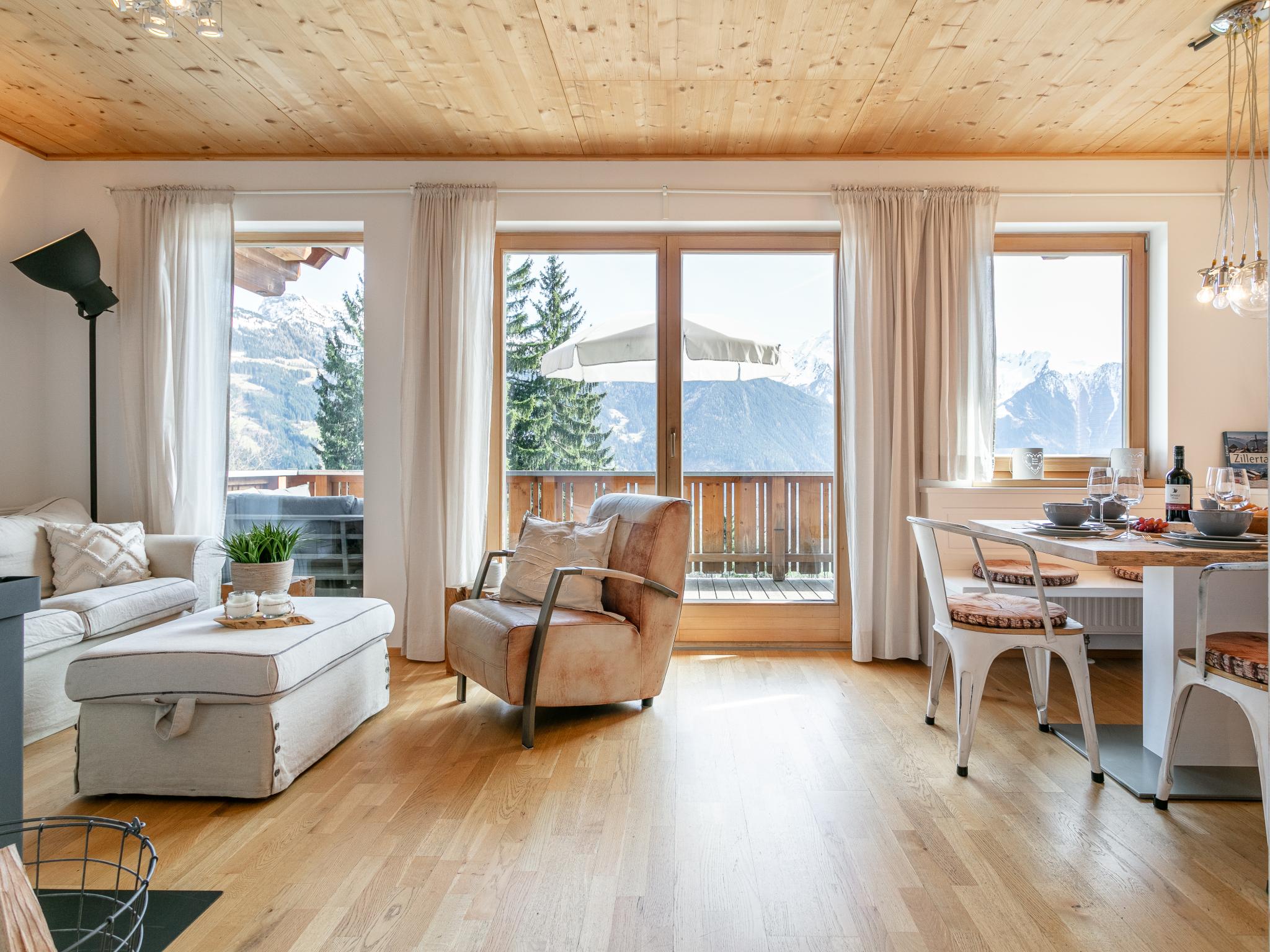 Bedroom with comfortable beds at Van Dik Hout in Hippach-Schwendberg