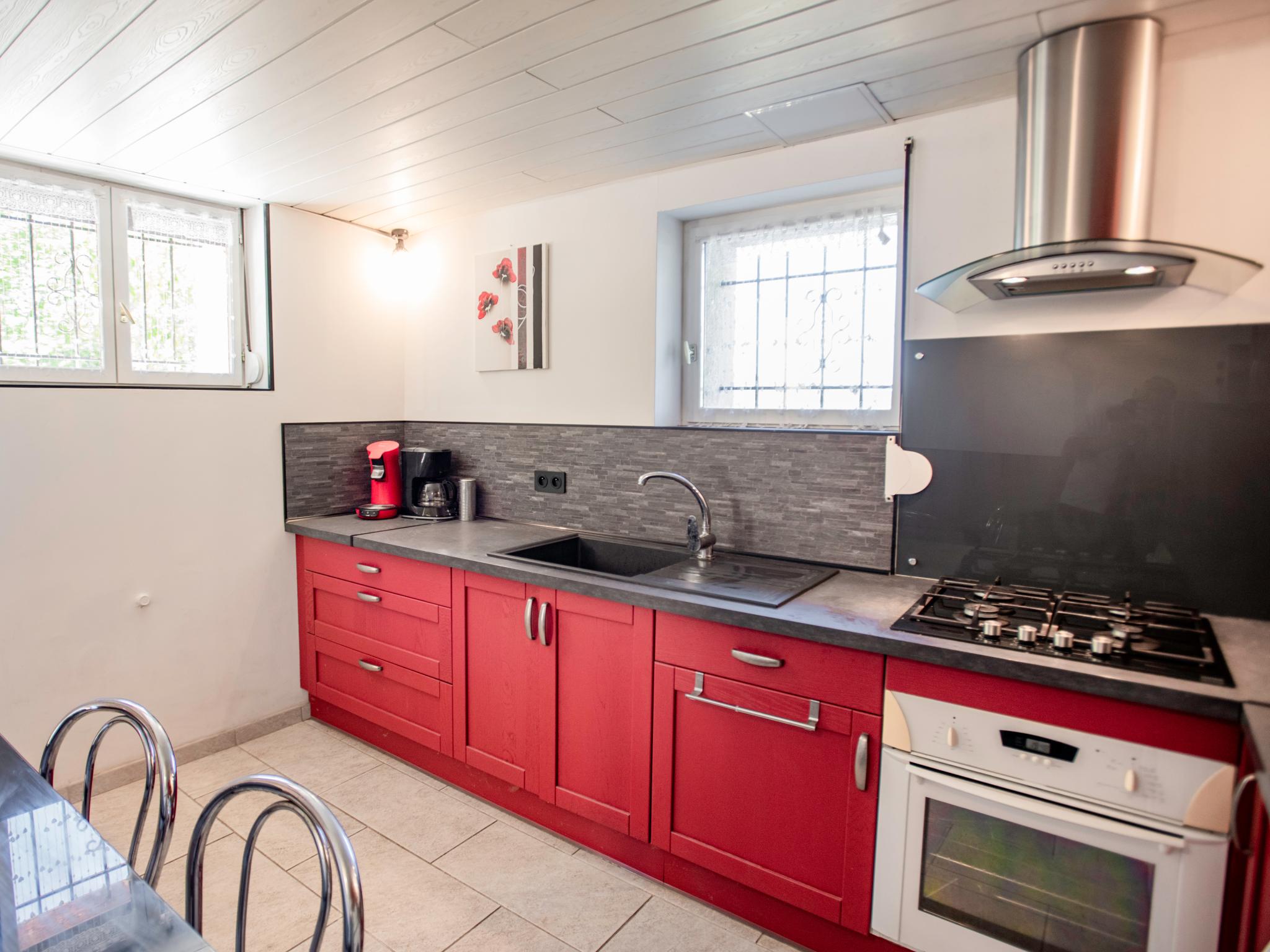 Swimming pool area at Le Tourel in Saint-Cernin-de-l'Herm