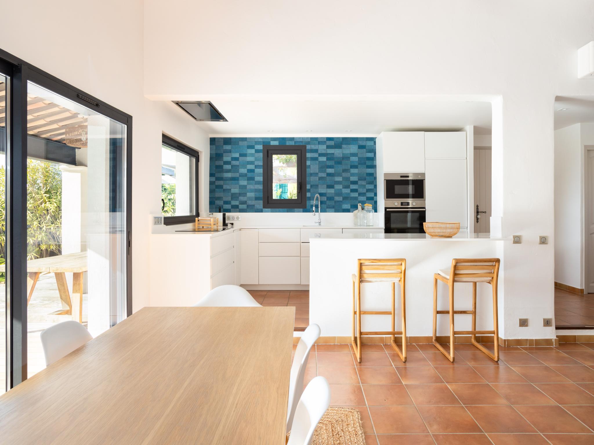 Swimming pool area at Cocotiers in Les Issambres