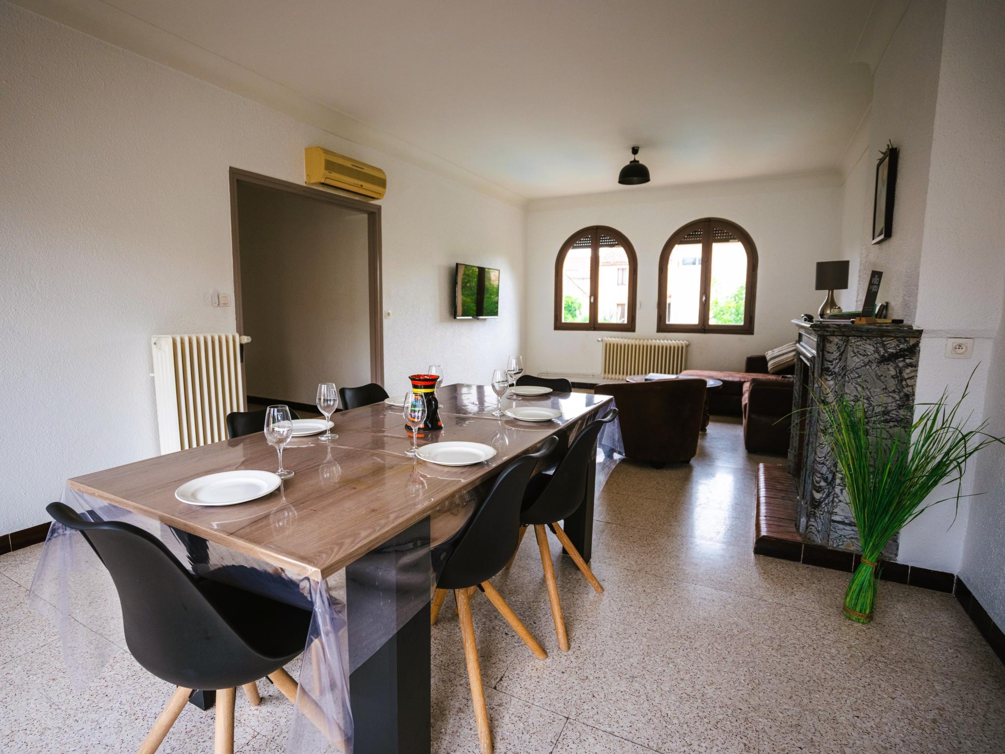 Swimming pool area at Méridionale in Estagel