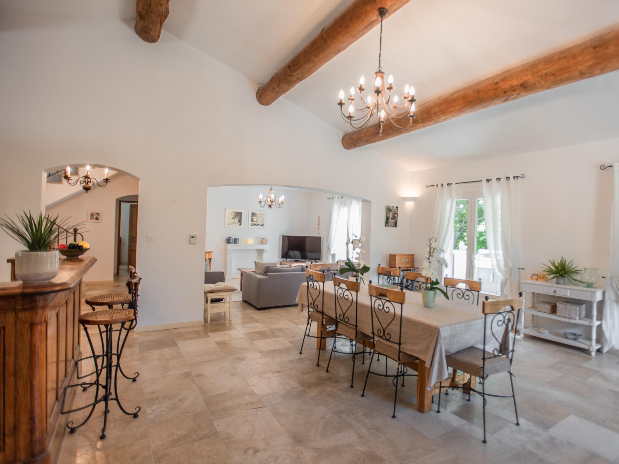 Modern kitchen at La Cadeline in Saumane-de-Vaucluse