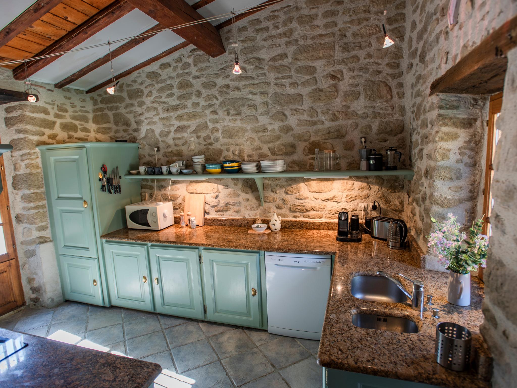 Modern kitchen at Le Pigeonnier de Villefloure in Montréal