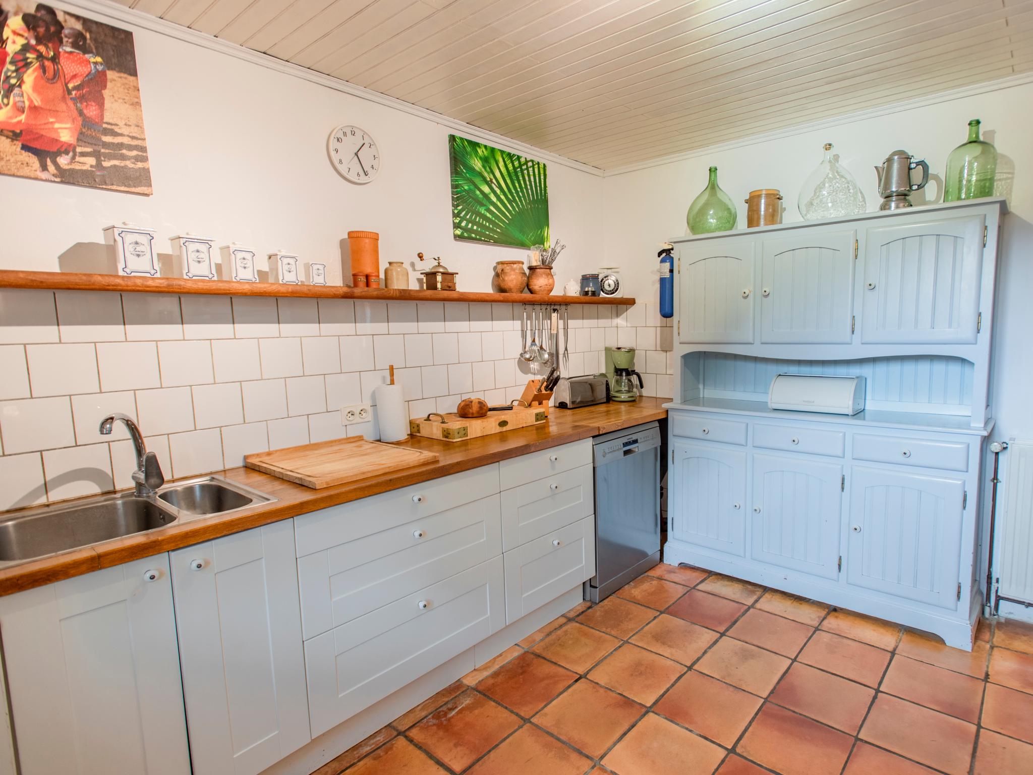 Modern kitchen at Maison Micouleaud in Besse