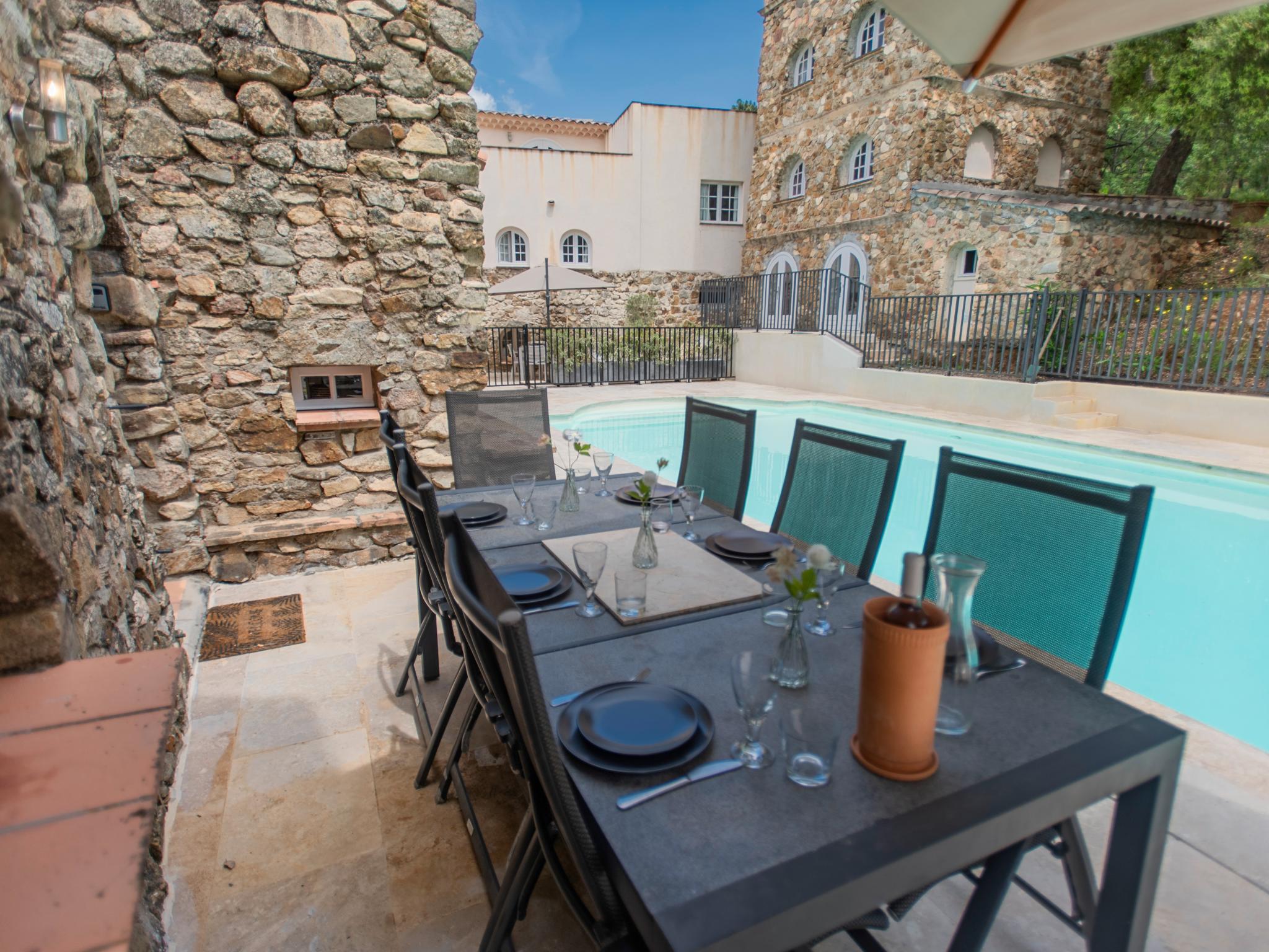 Outdoor terrace and views at Emponse7 in Le Plan de la Tour