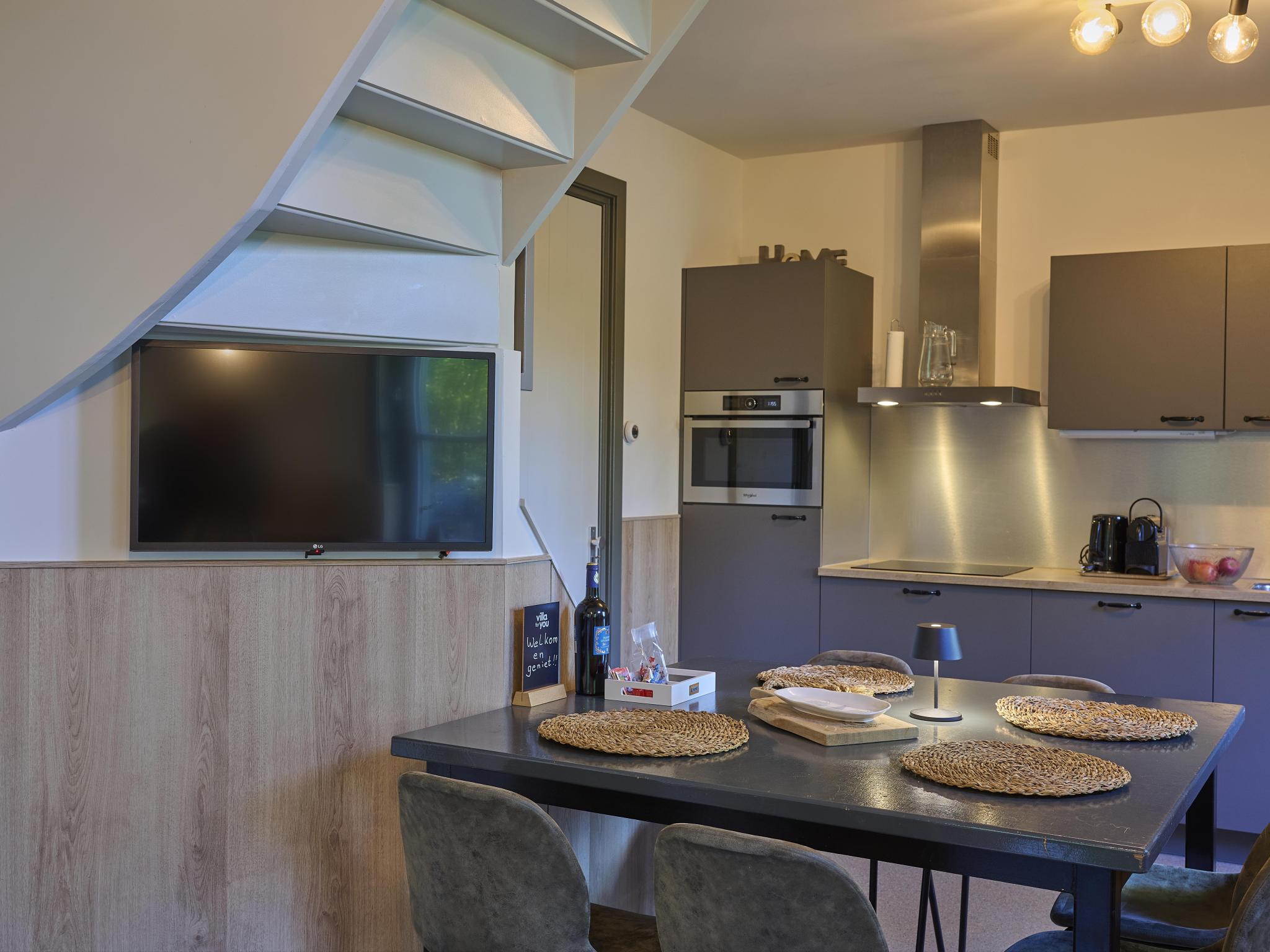 Modern kitchen at Bosbeertje 43 in Erp