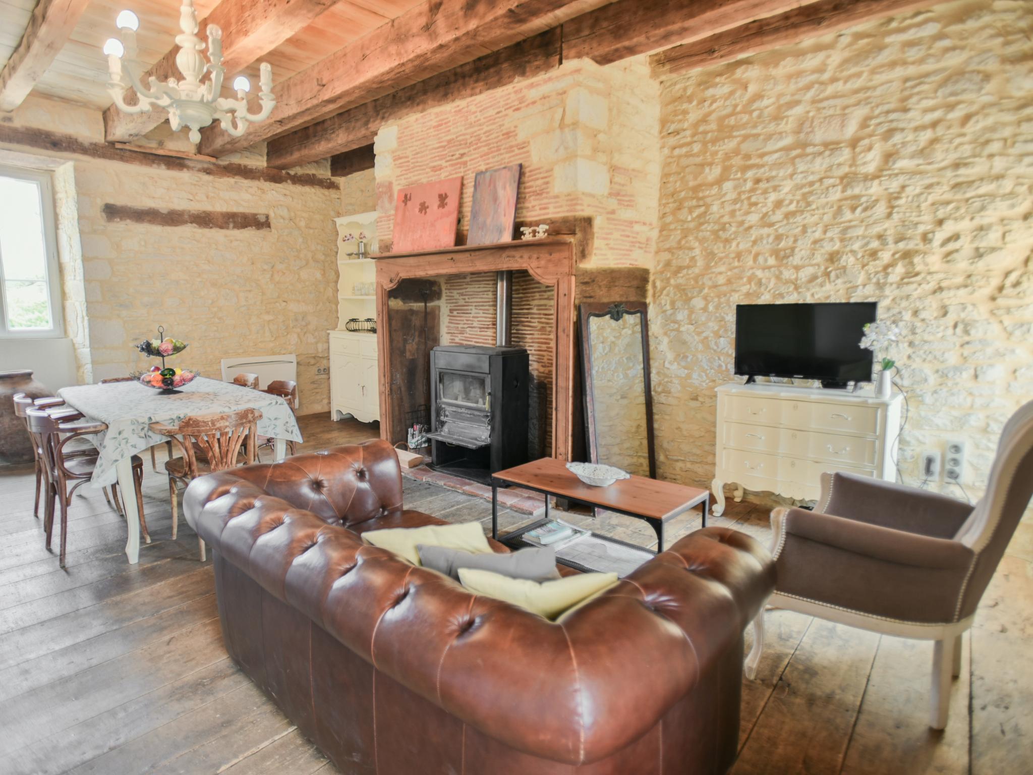 Modern kitchen at Lavende in Dégagnac
