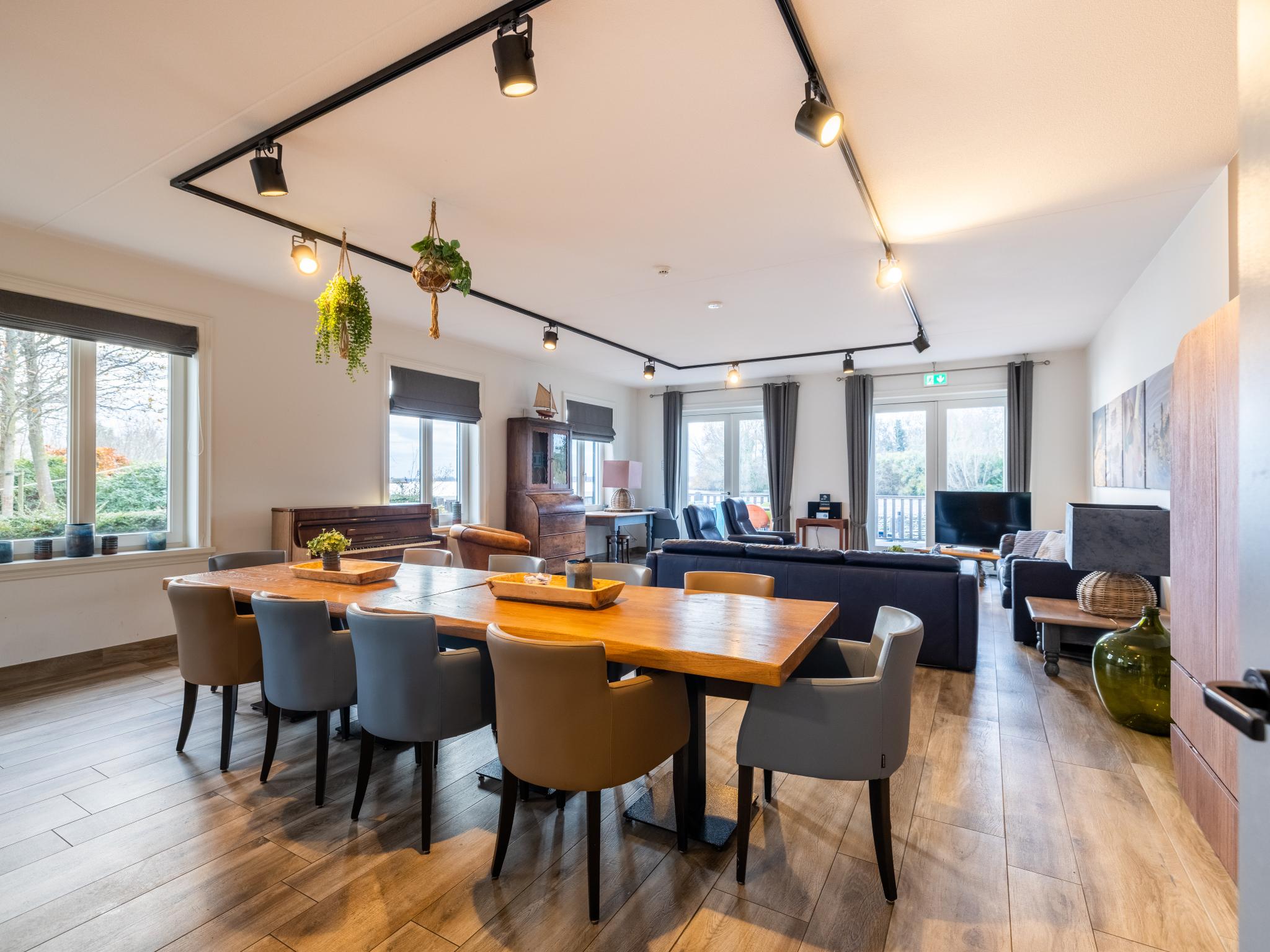 Bedroom with comfortable beds at Villa Kaagervaaring in Kaag