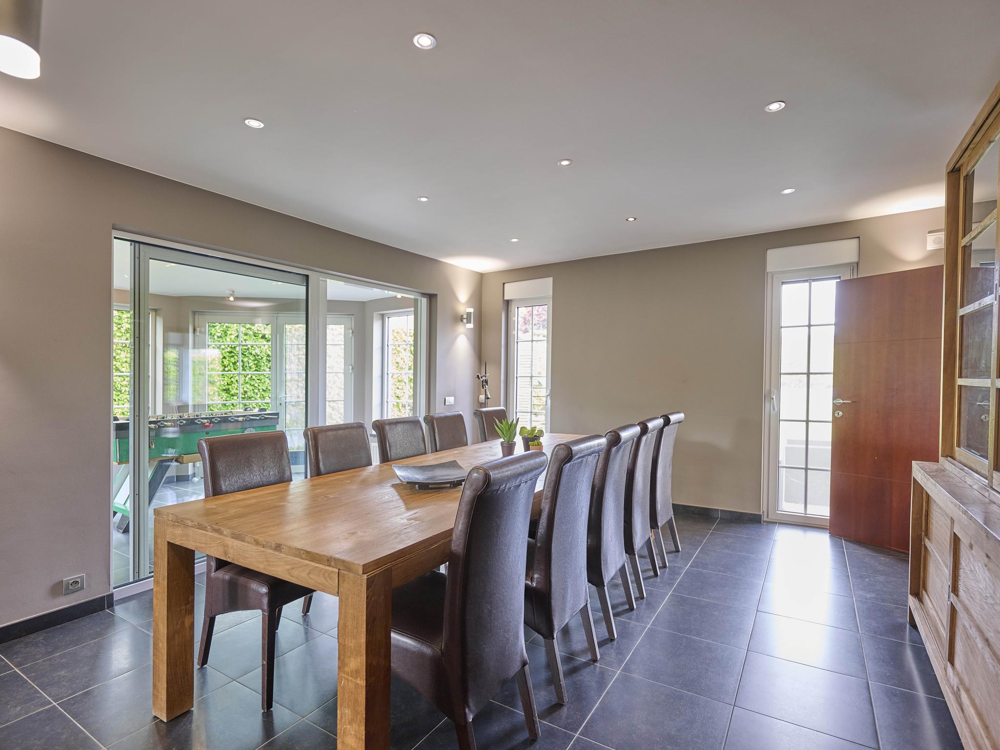 Bedroom with comfortable beds at Bigaro 1 in Heers