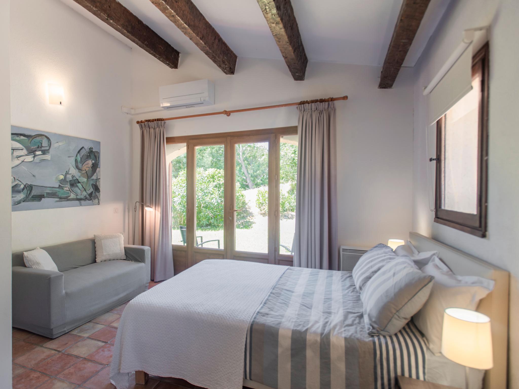 Outdoor terrace and views at Entre les vignes in Le Plan de la Tour