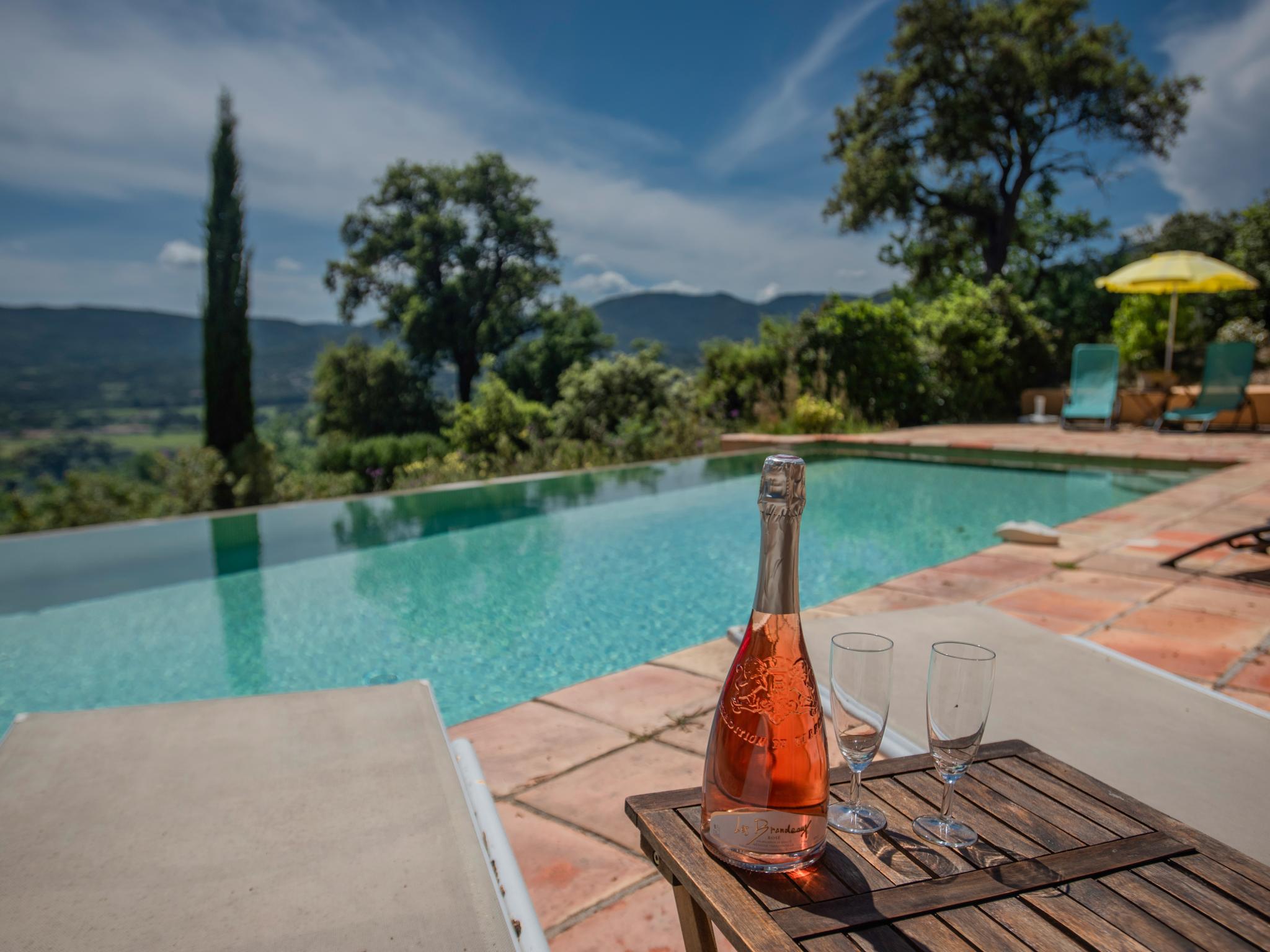 Bedroom with comfortable beds at Entre les vignes in Le Plan de la Tour