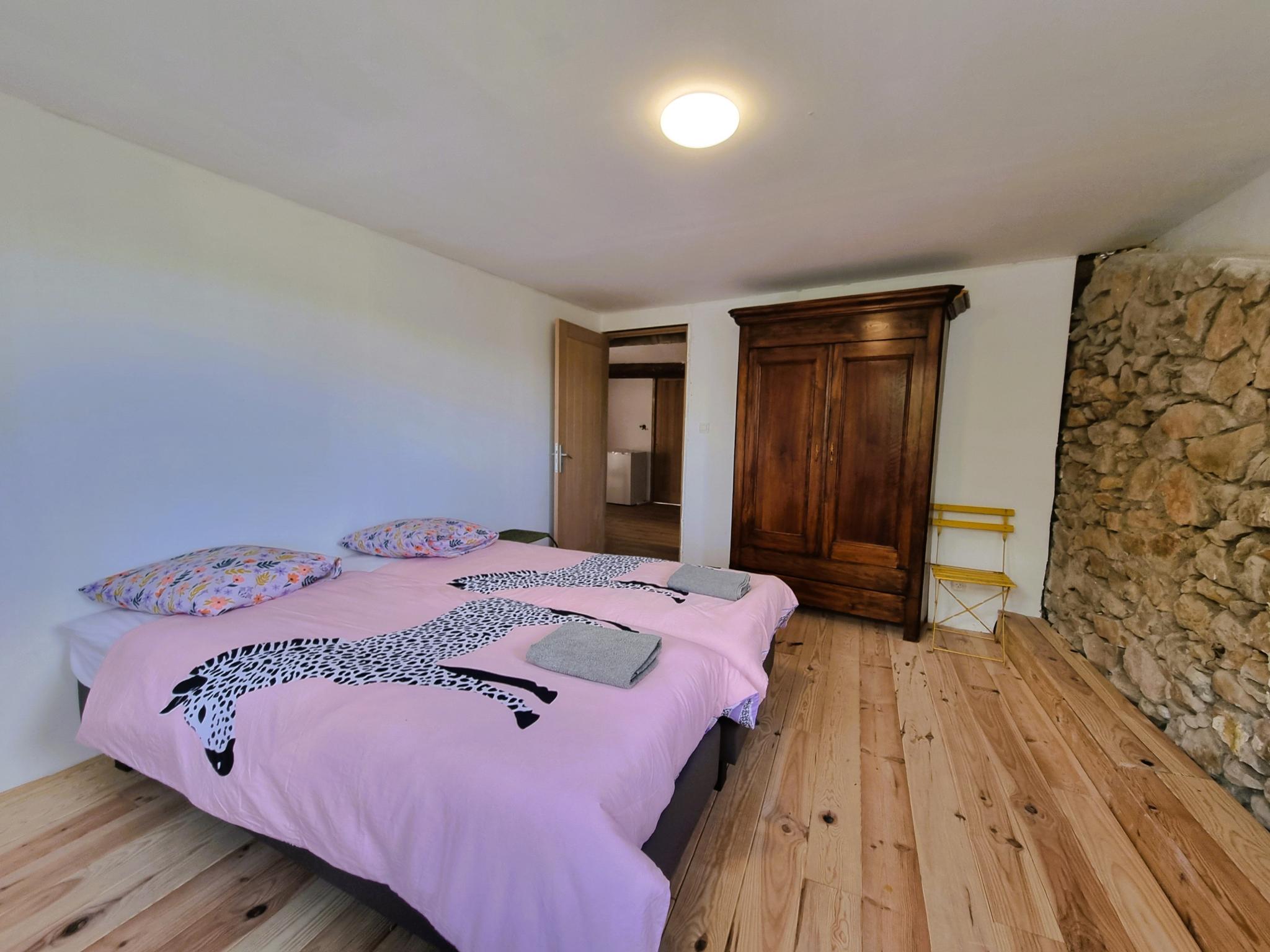 Bathroom facilities at La Roche 10 in Aigues-Vives