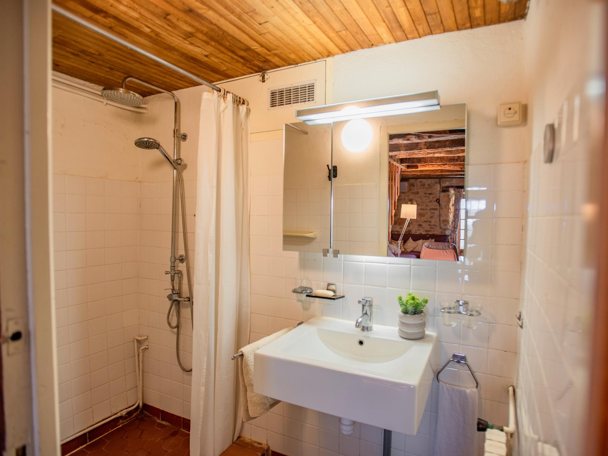 Bathroom facilities at Ollie in Saint Cybranet