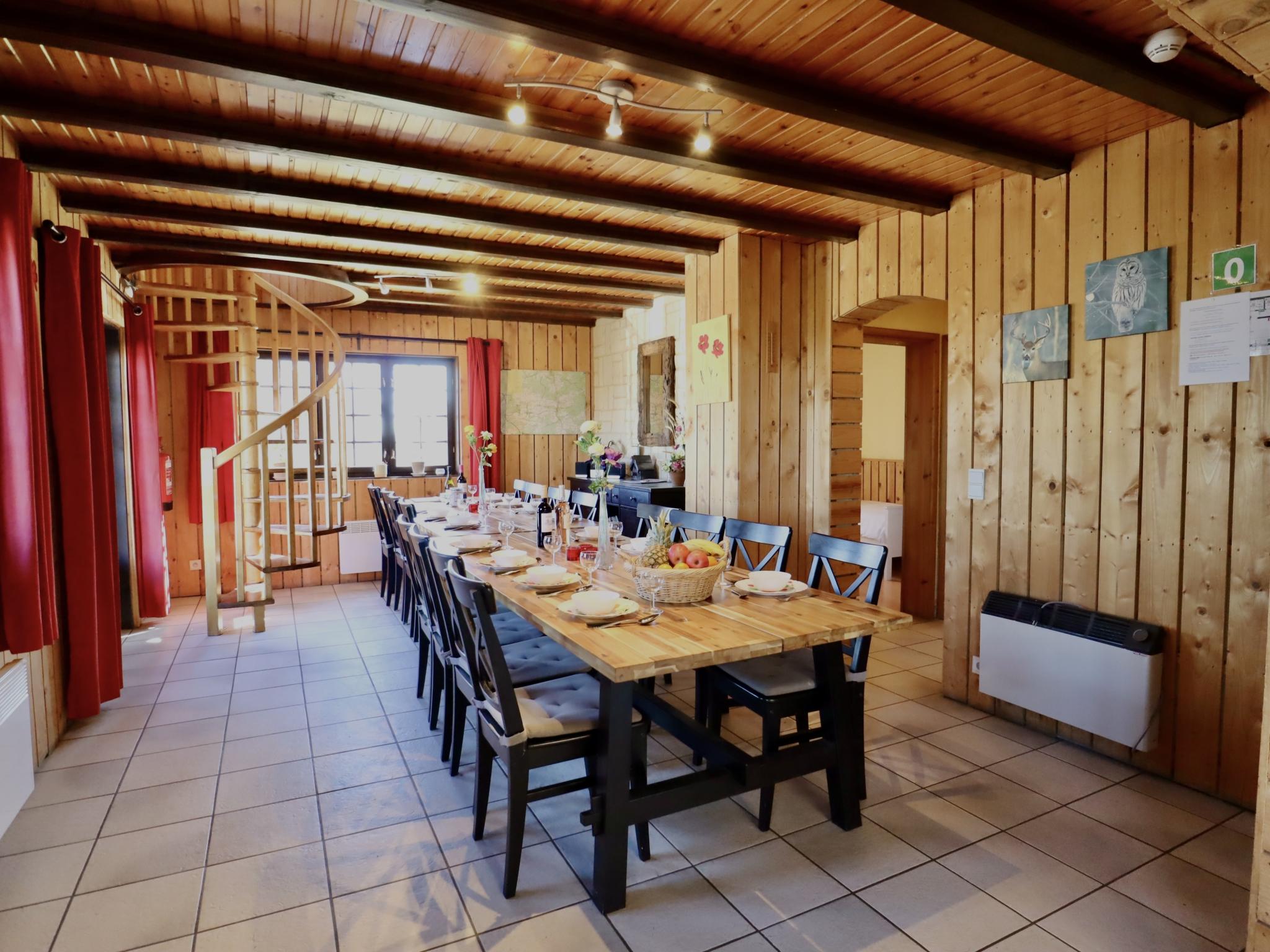 Bedroom with comfortable beds at La Pomme de Pin in Fraiture