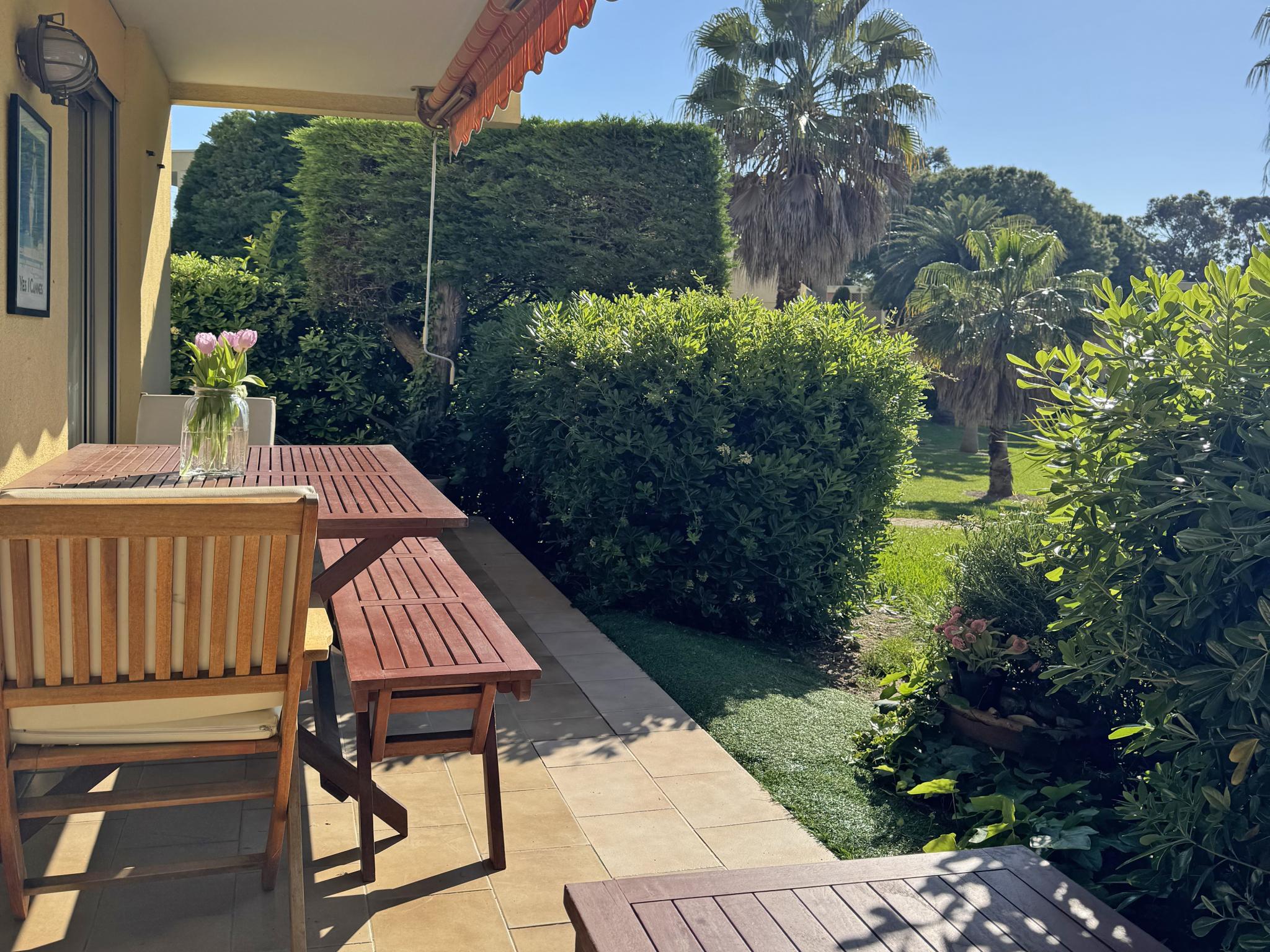 Modern kitchen at Myrtales in Juan-les-Pins