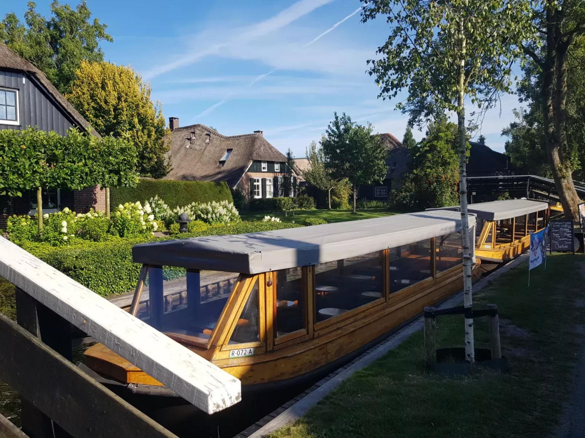 Swimming pool area at Hoeve Ginette in Giethoorn
