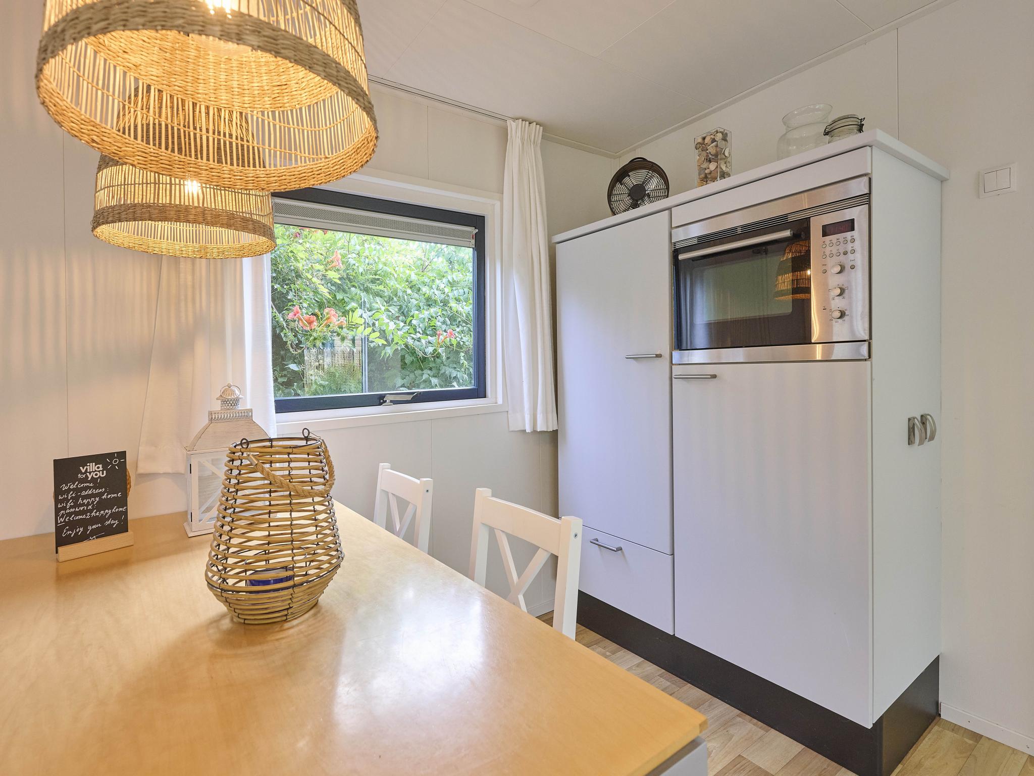 Bathroom facilities at Roodborst 91 in Goedereede