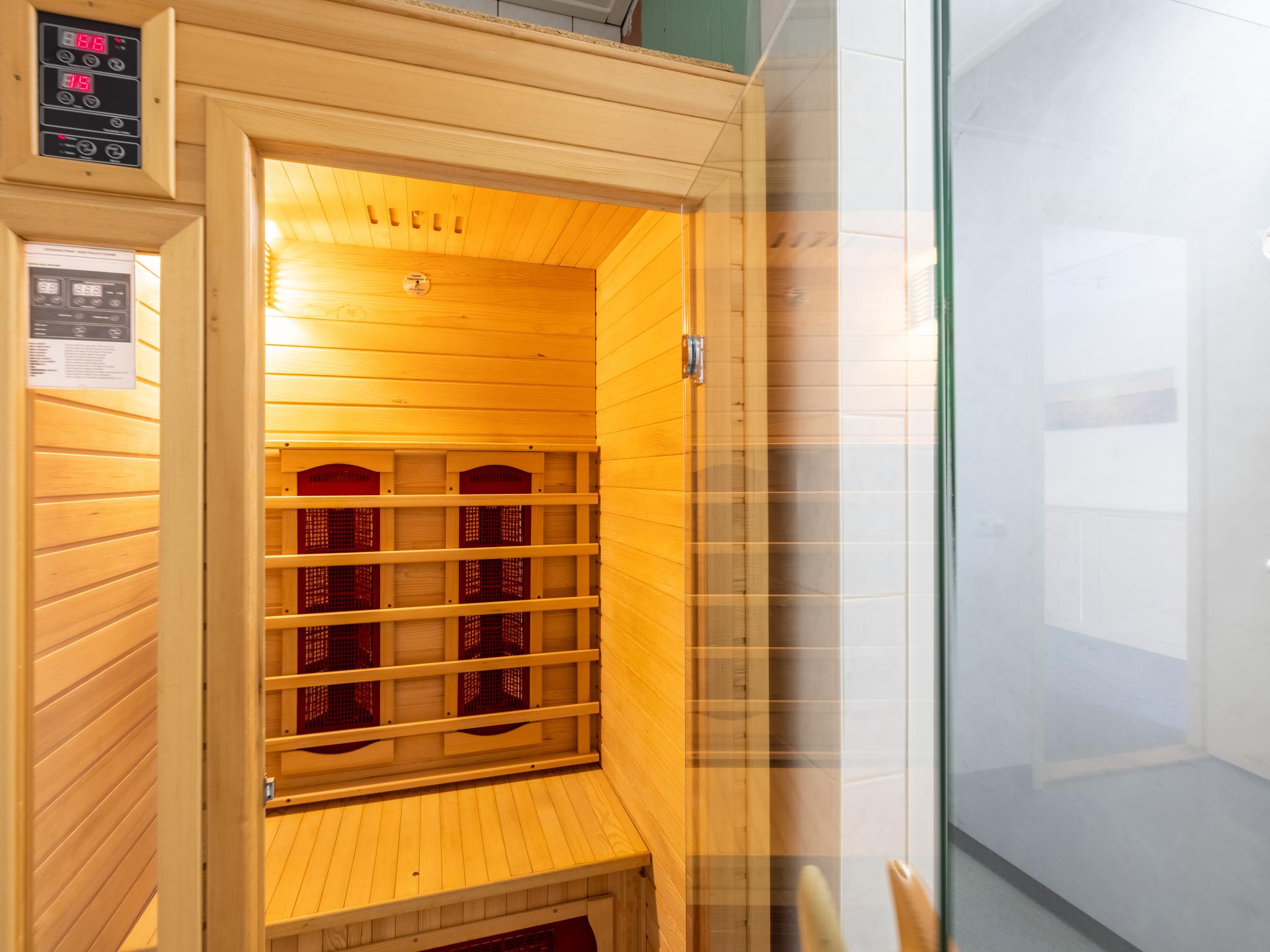 Bedroom with comfortable beds at Groep in Friesland in Sint Annaparochie