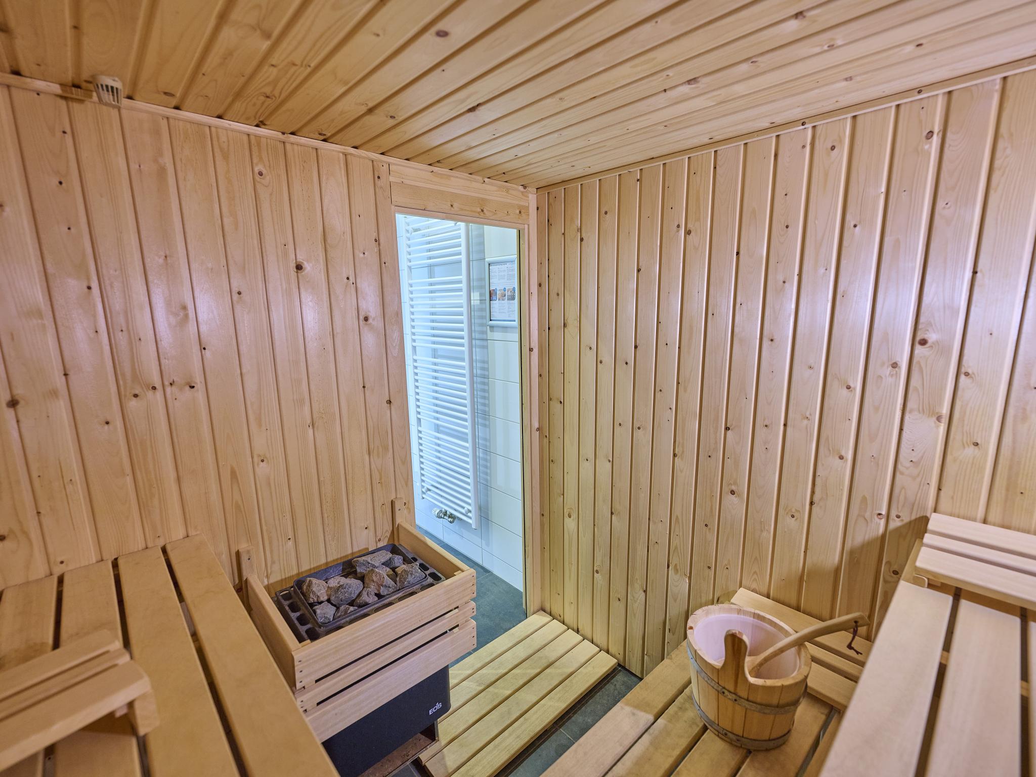 Bedroom with comfortable beds at Samen aan Zee 46 in Colijnsplaat