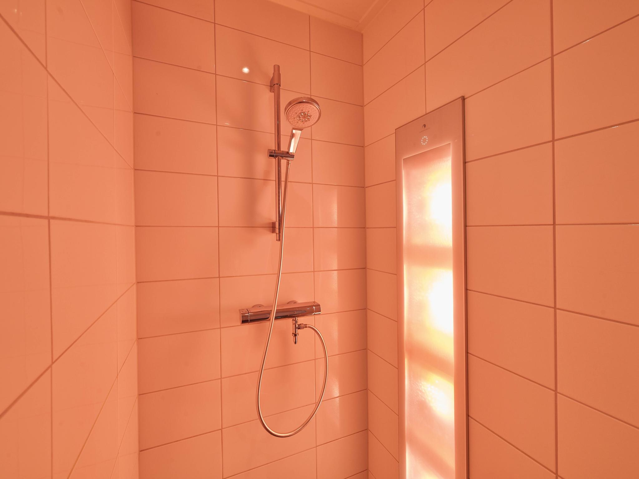 Bathroom facilities at Samen aan Zee 46 in Colijnsplaat