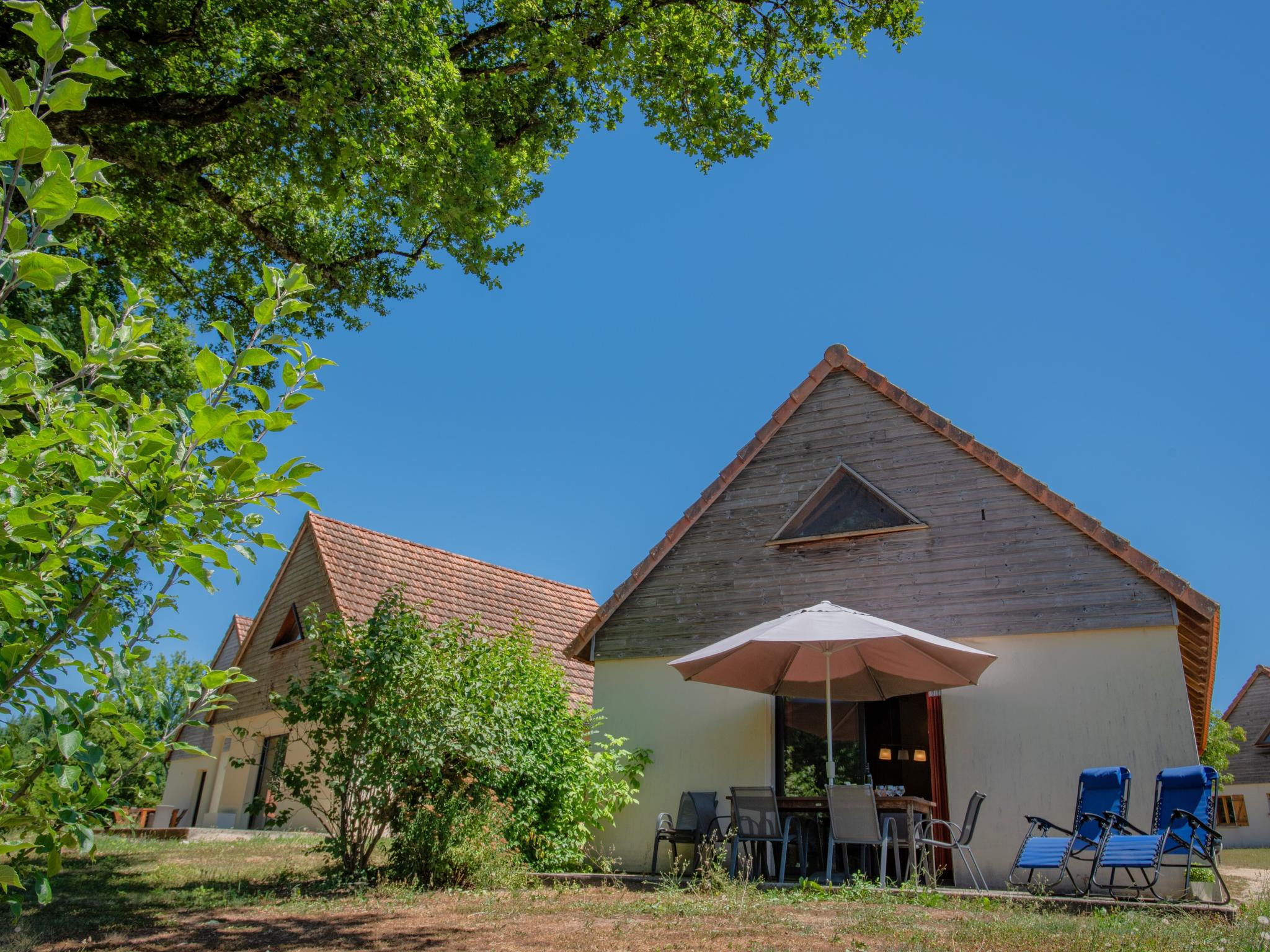 Modern kitchen at Lac Bleu huis nr 13 in Lacapelle Marival