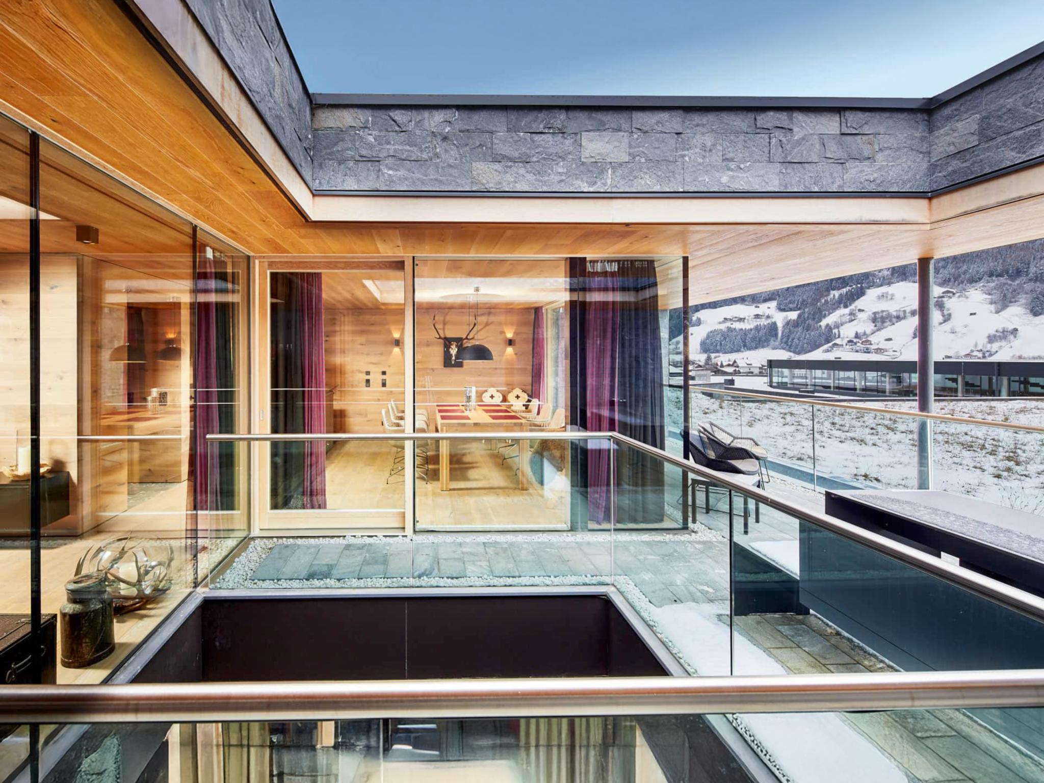 Swimming pool area at Smaragdresort Gipfelstürmer in Bramberg