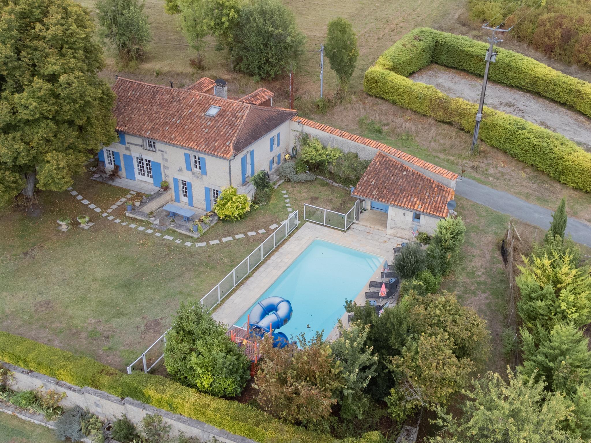 Bedroom with comfortable beds at Maswari en Drapeau in Lusignac