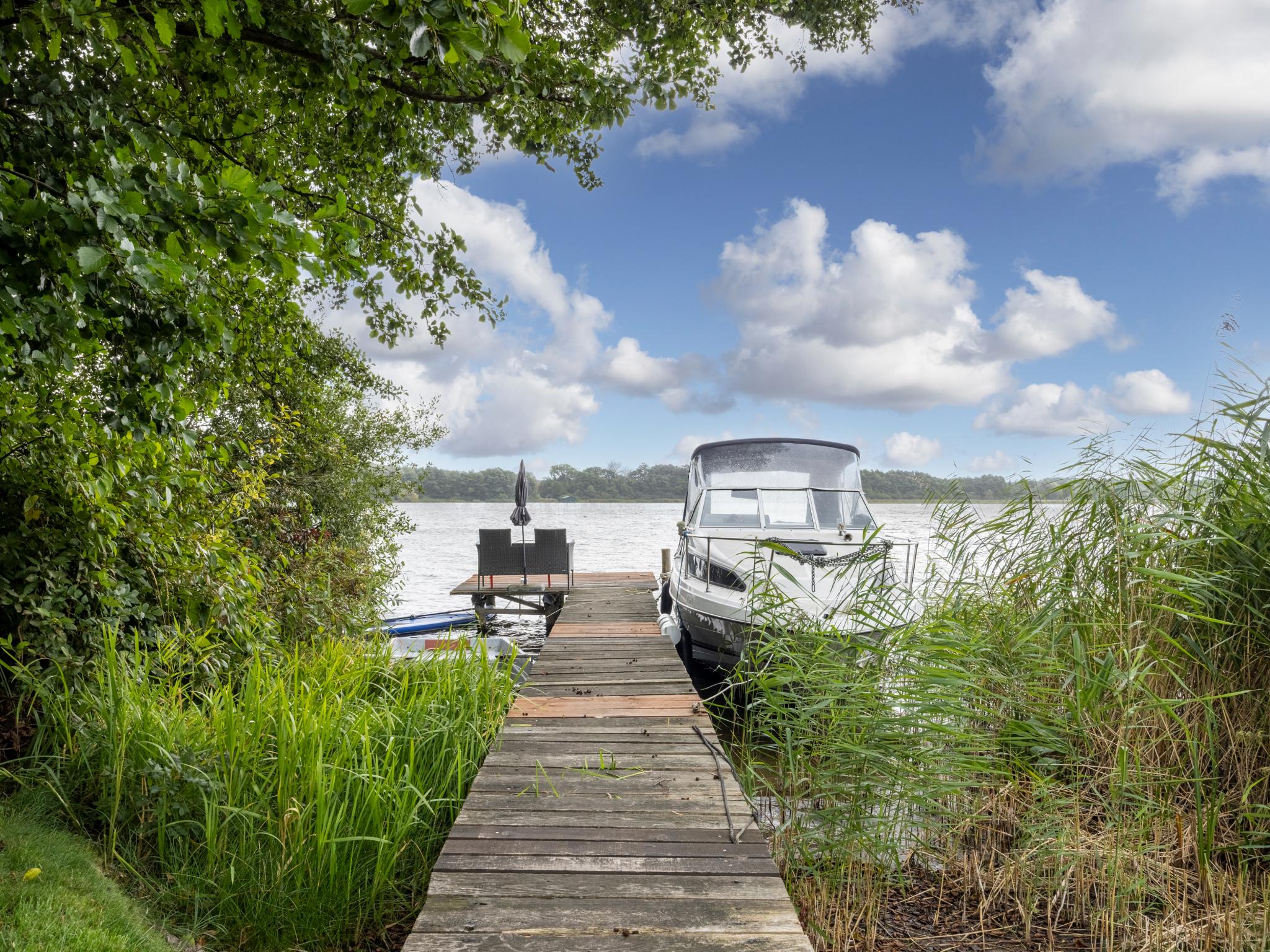 Nelsen mit Ruderboot auf Wassergrundstück