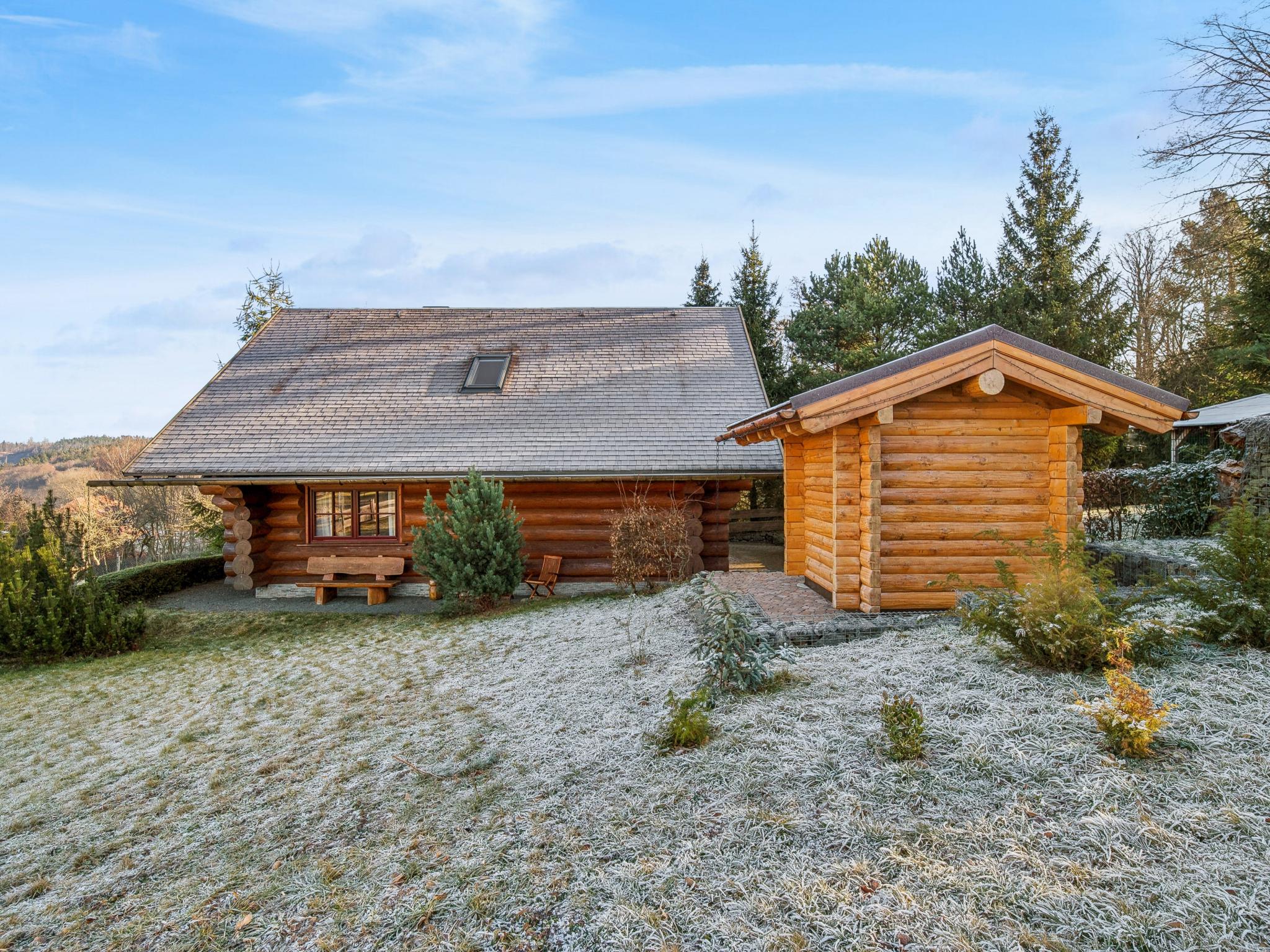 Bedroom with comfortable beds at Naturstammhaus in Waltershausen OT Fischbach