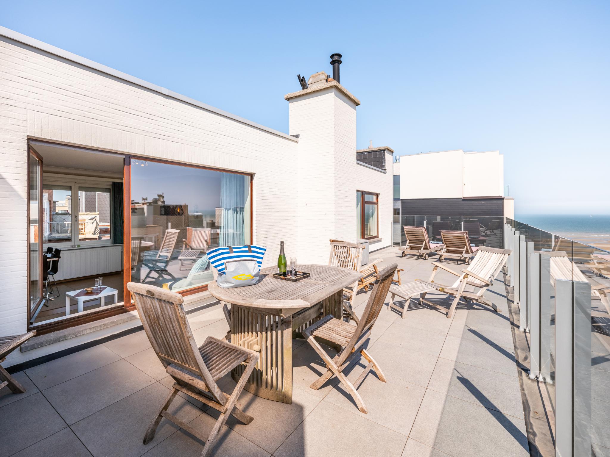 Bedroom with comfortable beds at Apollo Sixième in Koksijde