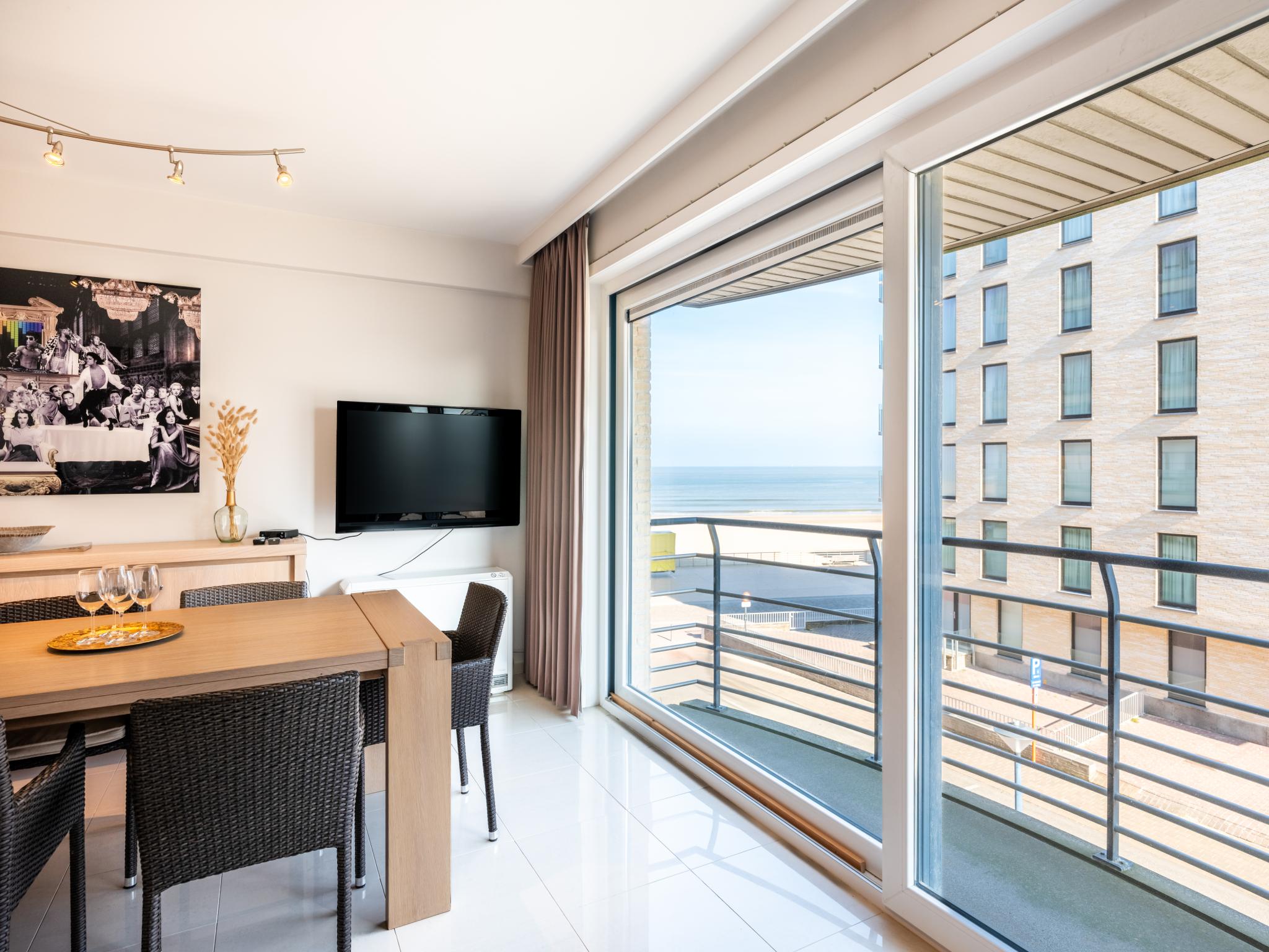 Bedroom with comfortable beds at Guernsey tweede in Koksijde