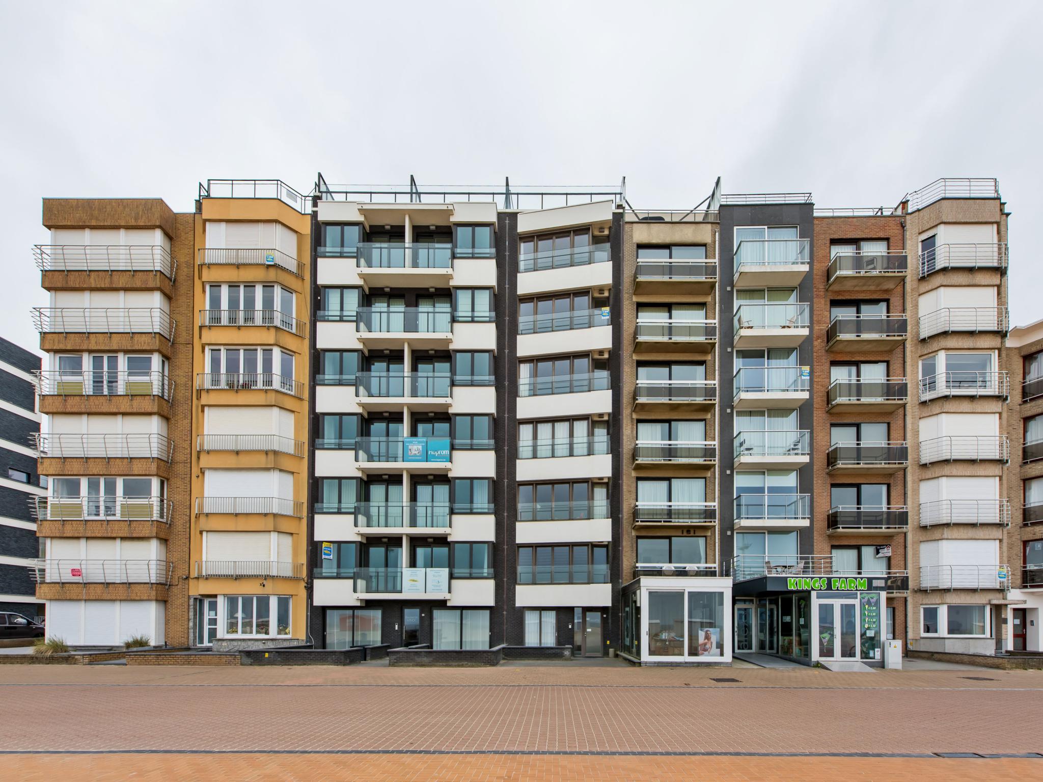 Outdoor terrace and views at De Meeuwen derde in Koksijde