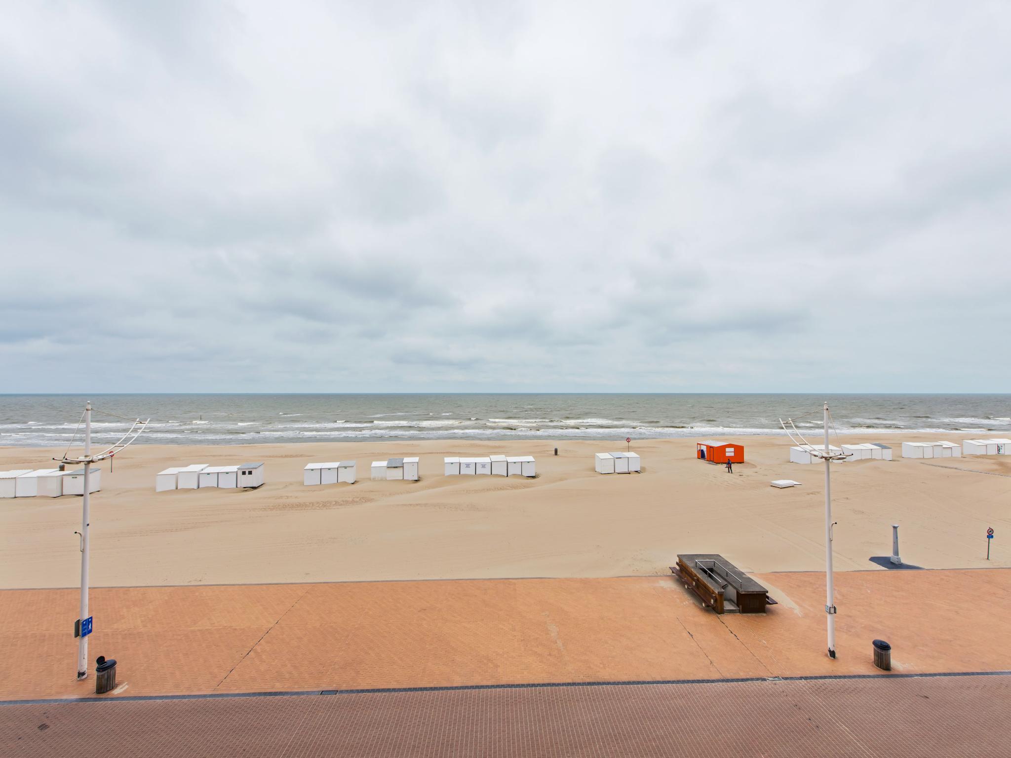 Bedroom with comfortable beds at De Meeuwen derde in Koksijde