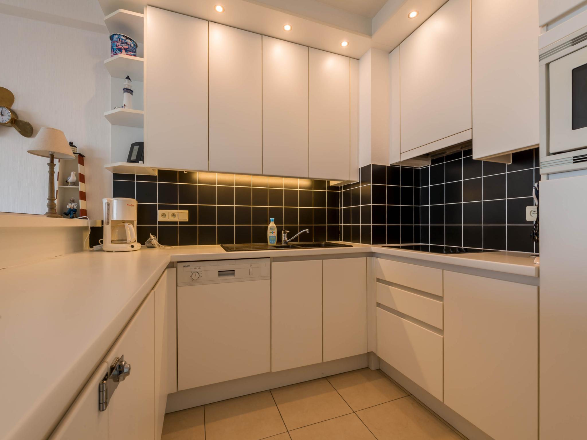 Swimming pool area at Les Petrels zesde in Koksijde