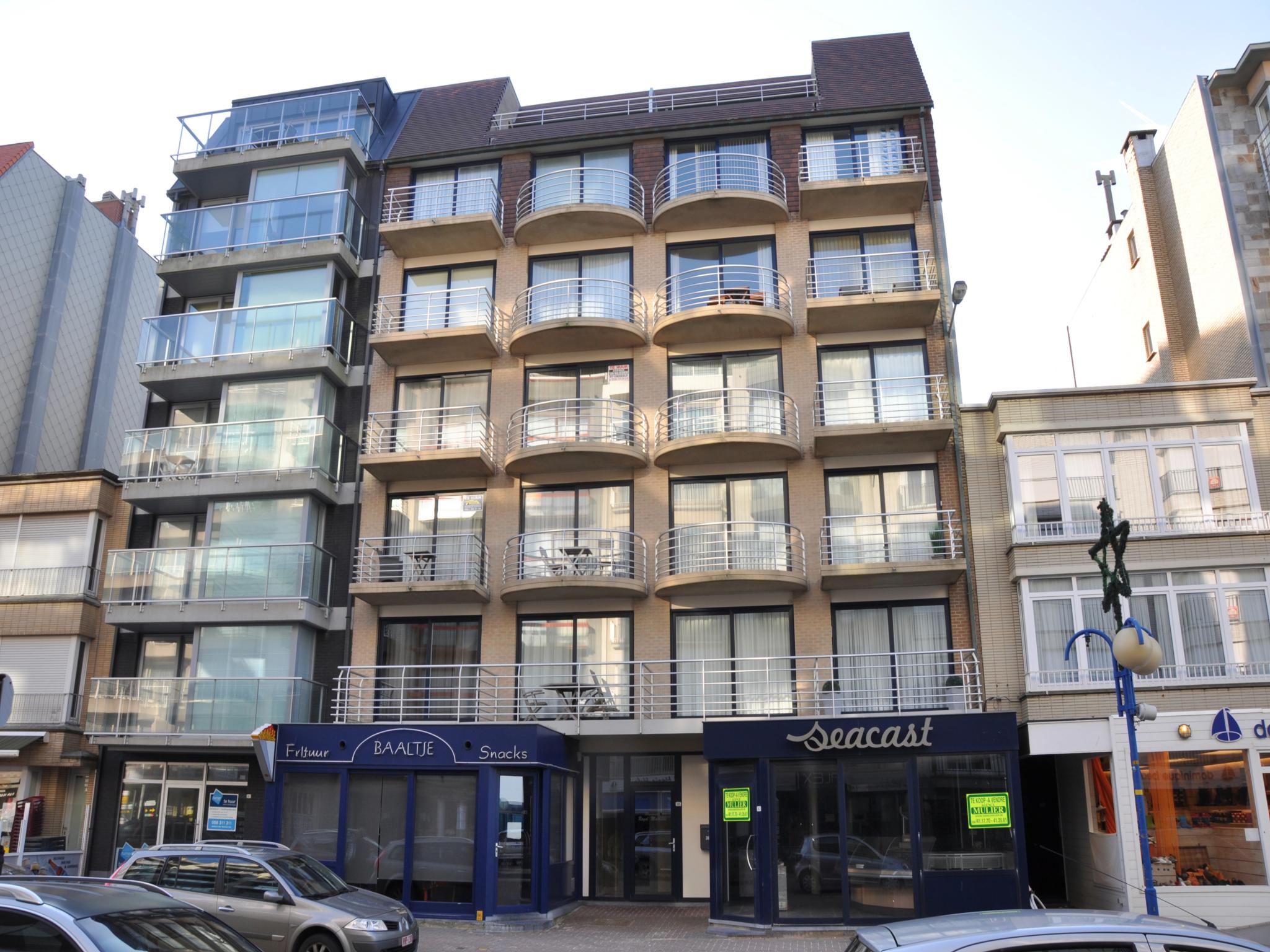 Outdoor terrace and views at Elisabeth in Sint-Idesbald