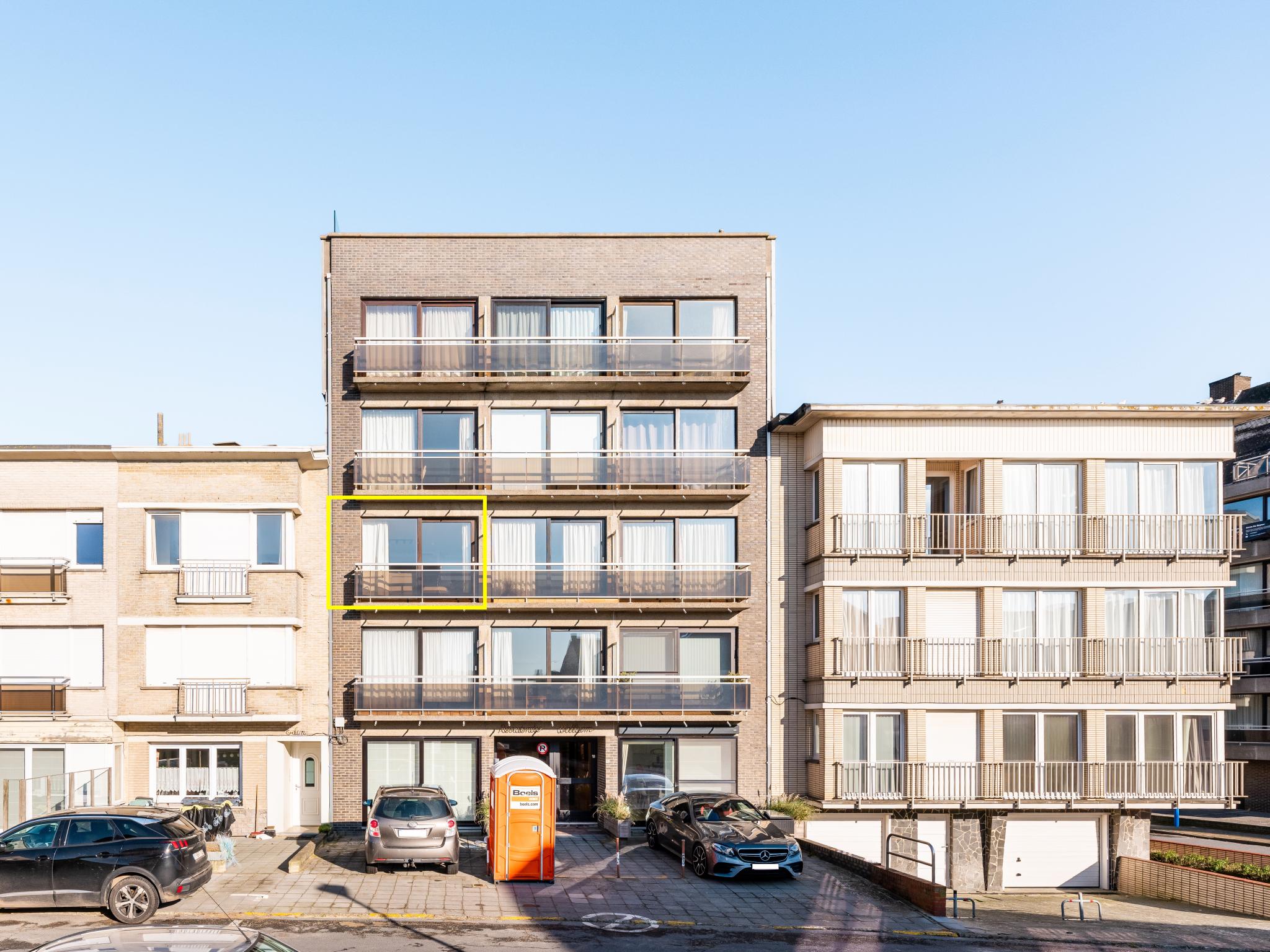 Outdoor terrace and views at Wallace tweede in Koksijde