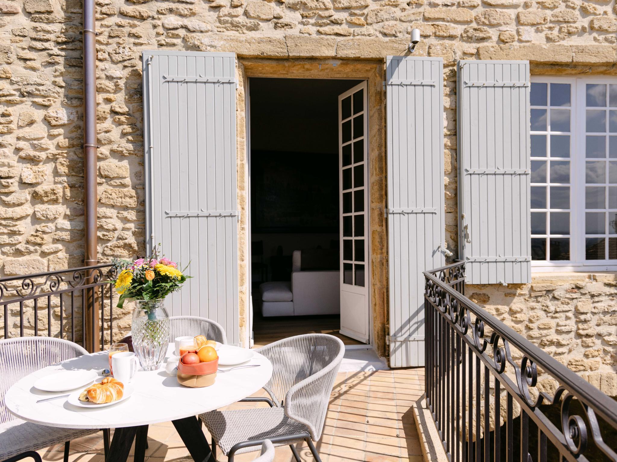 Living area at Chateau la Perle in Châteauneuf-du-Pape