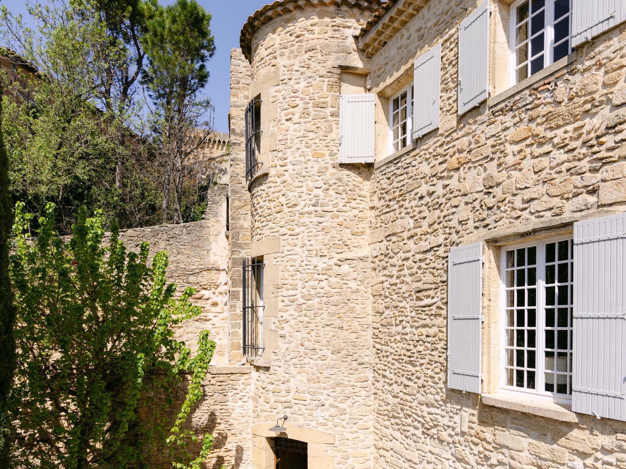 Swimming pool area at Chateau la Perle in Châteauneuf-du-Pape