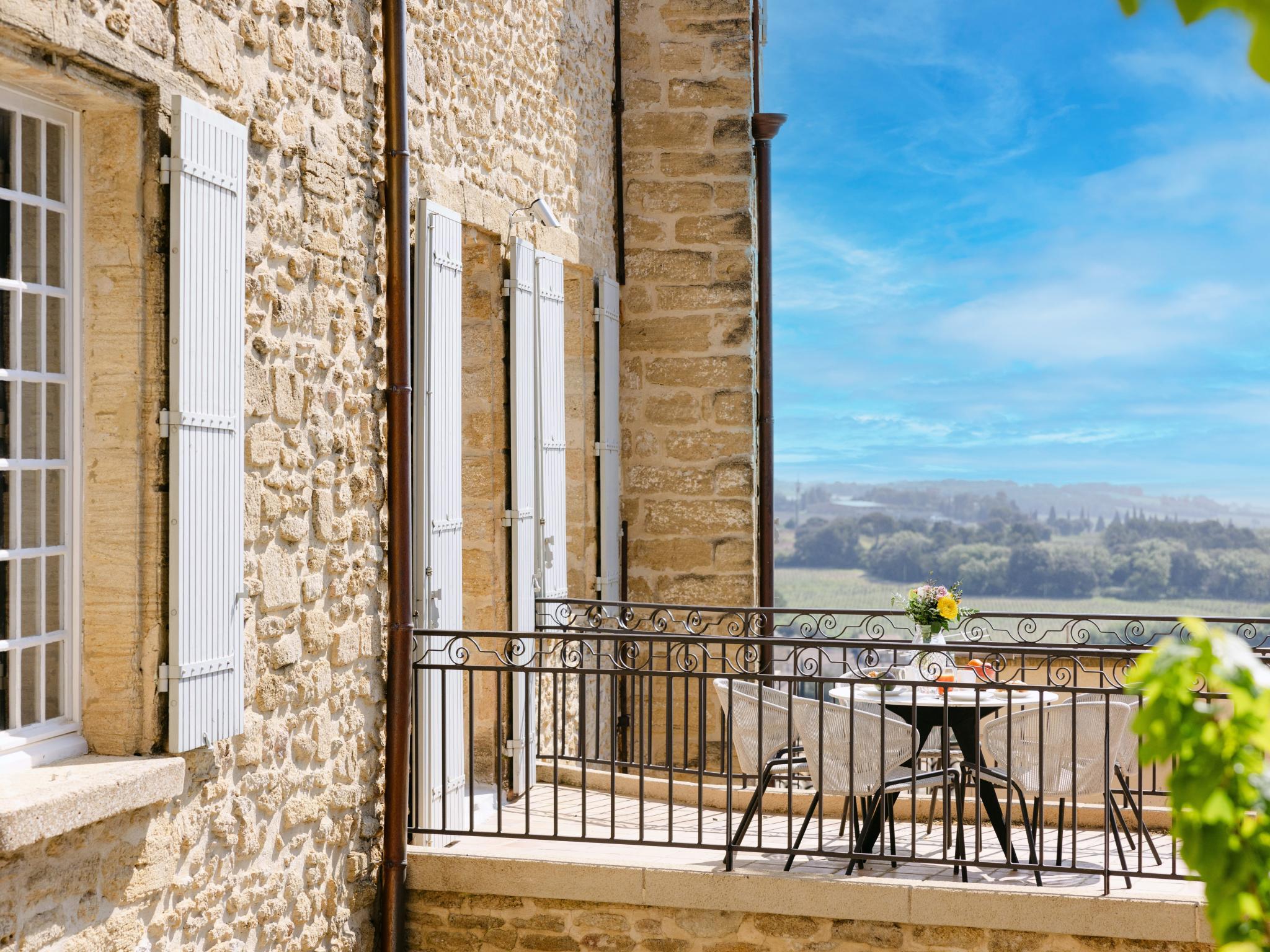 Bedroom with comfortable beds at Chateau la Perle in Châteauneuf-du-Pape