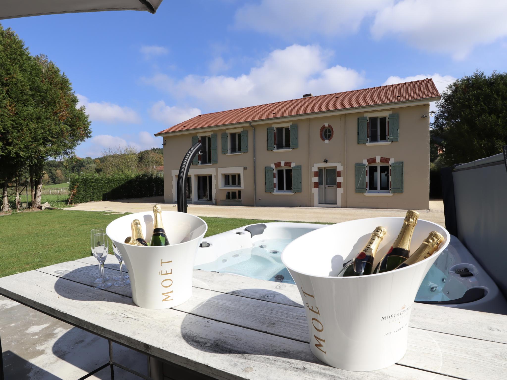 Bedroom with comfortable beds at Le Moulin de Lachalade in Lachalade