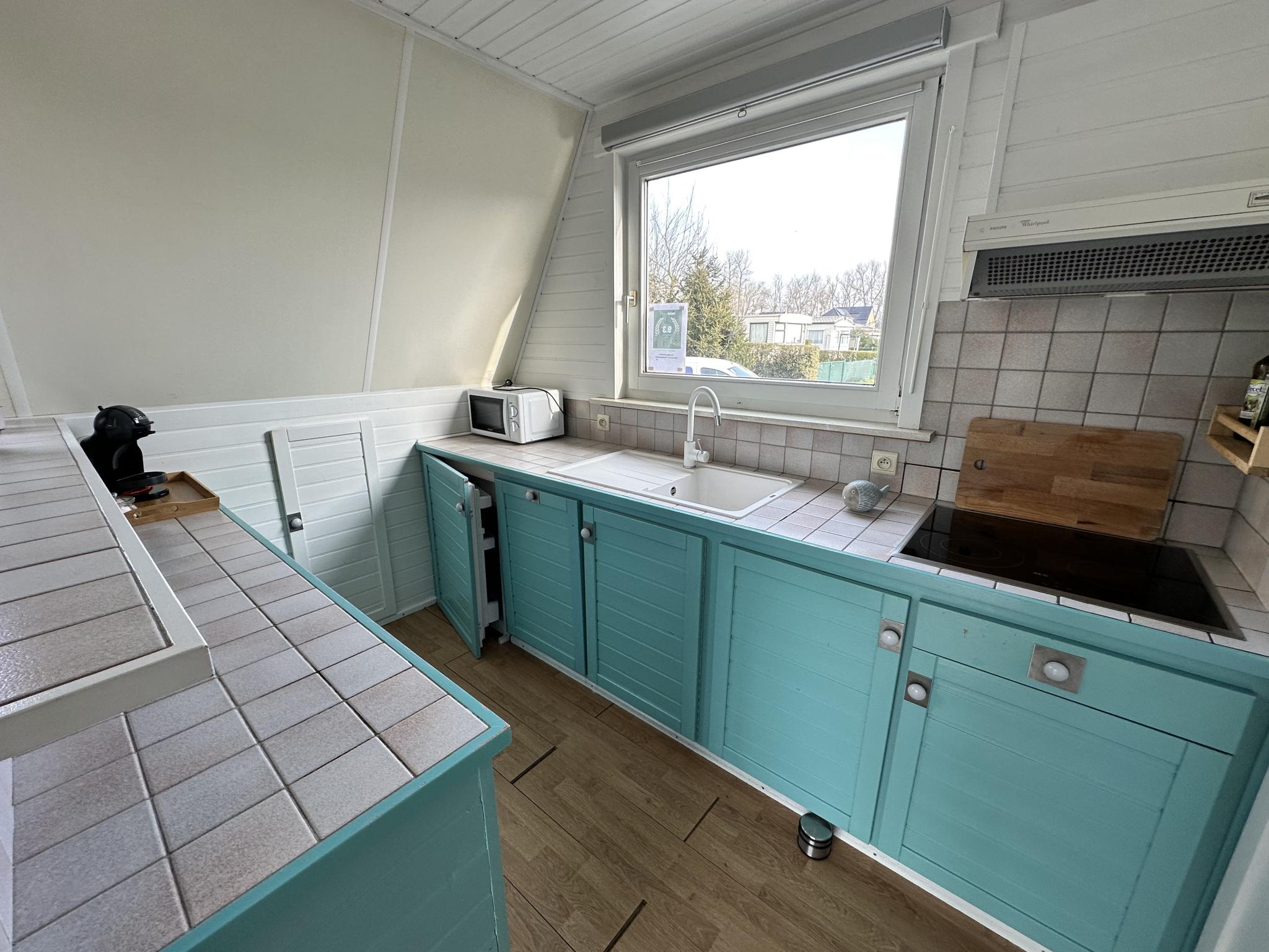 Modern kitchen at Duinhuisje H55 in Nieuwpoort-Bad